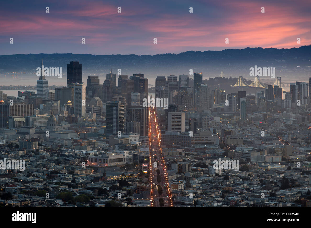 Innenstadt von San Francisco in der Morgendämmerung von Twin Peaks mit Market Street klar beleuchtet gesehen. Kalifornien, USA. Stockfoto
