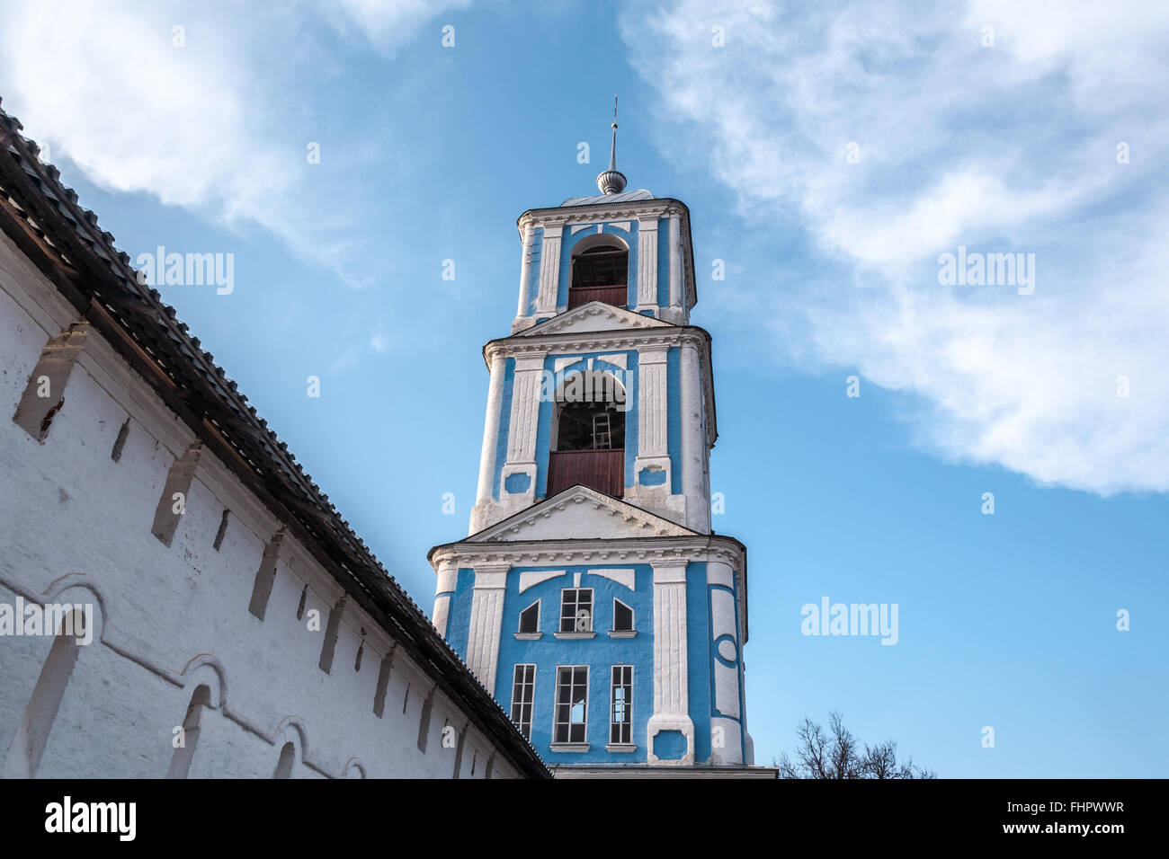 Glockenturm und Wand von Nikita-Kloster in Pereslawl-Salesskij gegen den Himmel und Wolken. Stockfoto