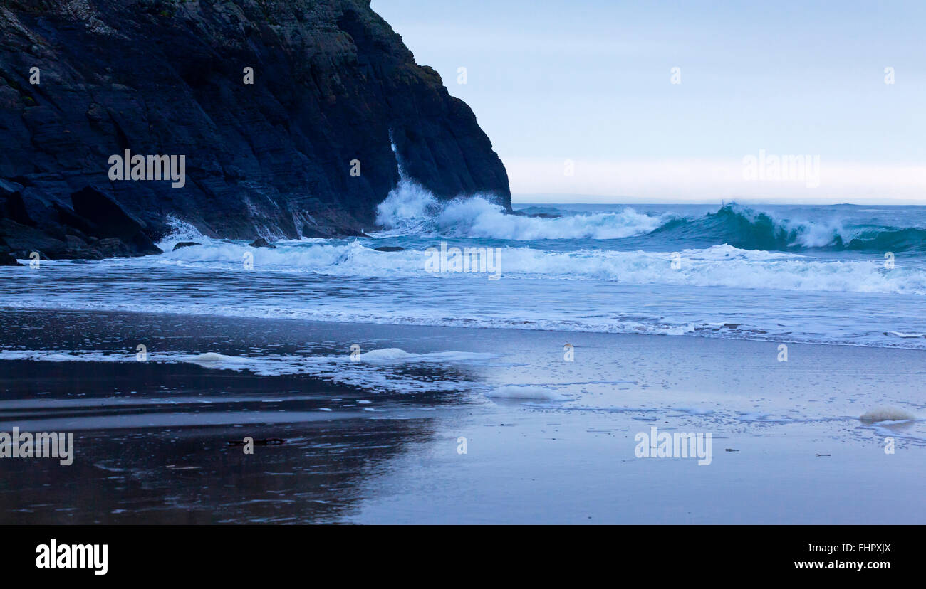 Klippen und Strand mit Seegang bei Nant-y-groß in der Nähe von Abersoch auf der Halbinsel Llyn in Gwynedd North Wales UK Stockfoto