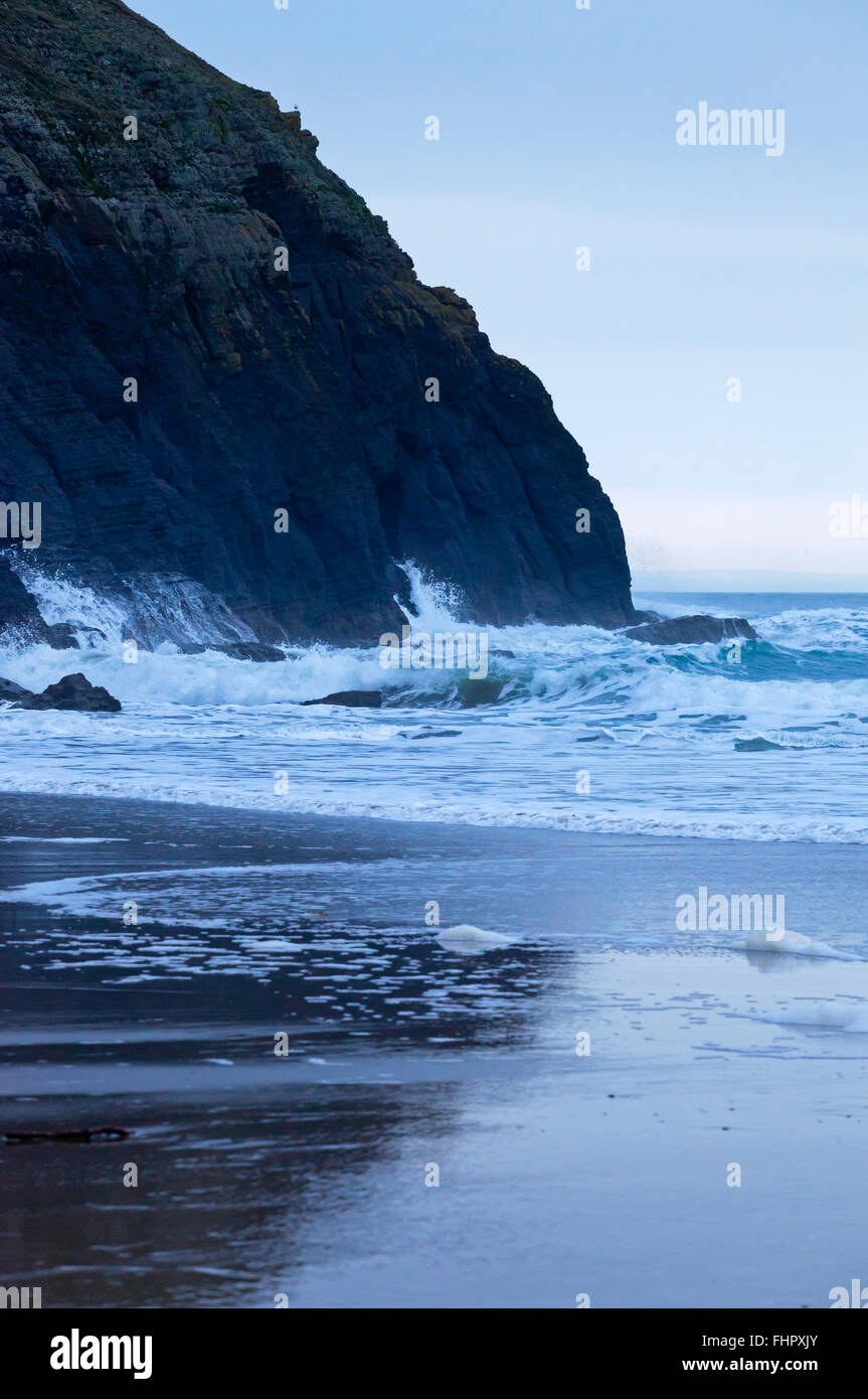 Klippen und Strand mit Seegang bei Nant-y-groß in der Nähe von Abersoch auf der Halbinsel Llyn in Gwynedd North Wales UK Stockfoto