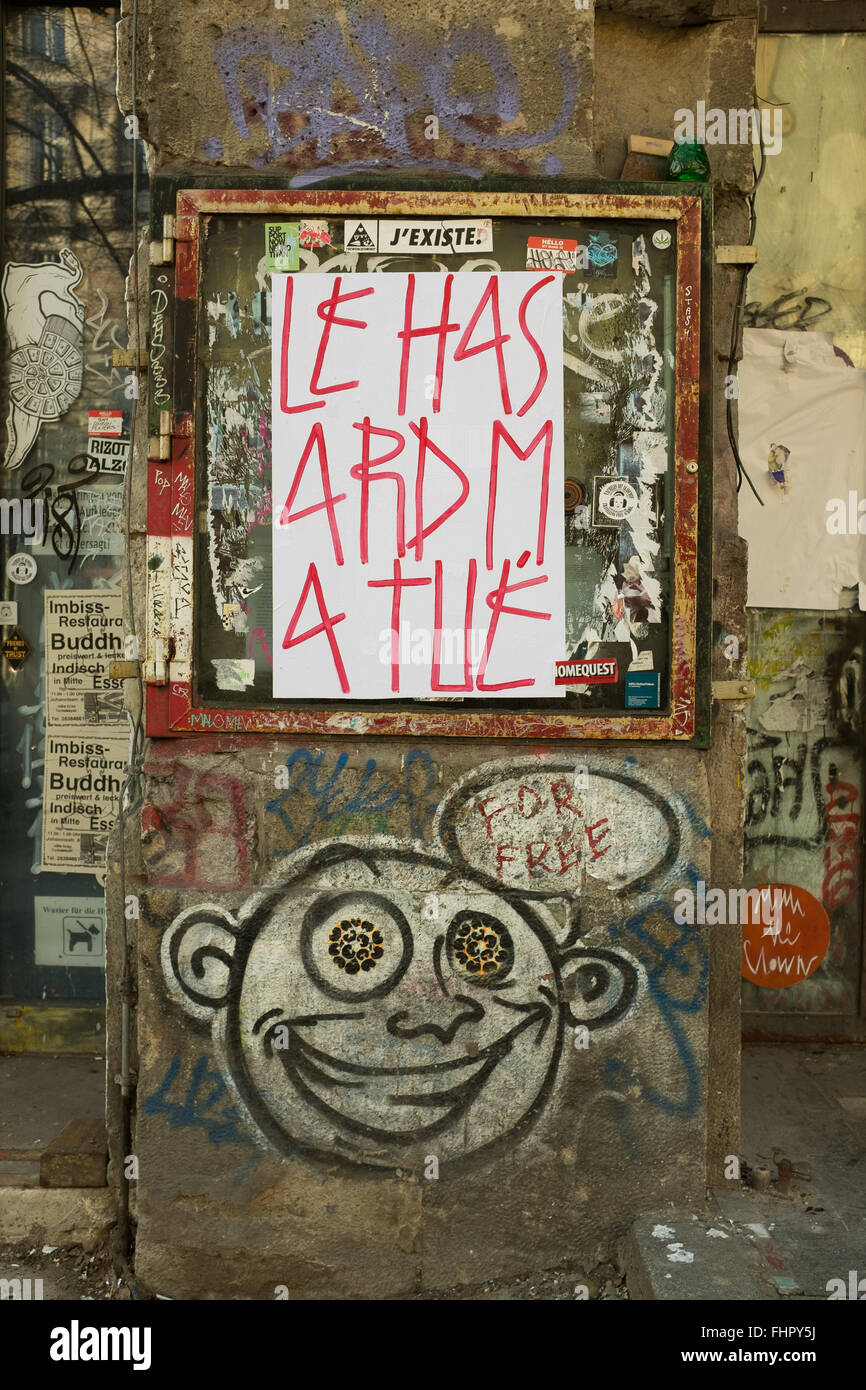 BERLIN, Februar 24: Tacheles Gebäudewand mit street-Art "le Hasard Ma di" von SP 38 am 24. Februar 2016 in Berlin. Stockfoto
