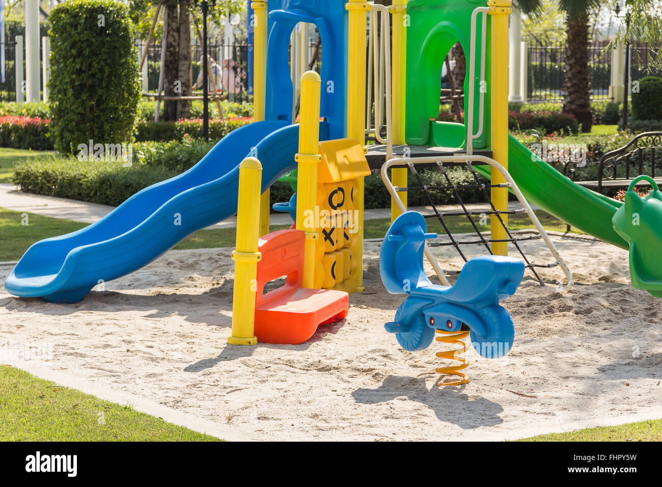 Bunte Spielplätze im park Stockfoto