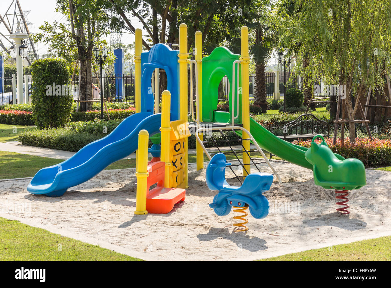 Bunte Spielplätze im park Stockfoto