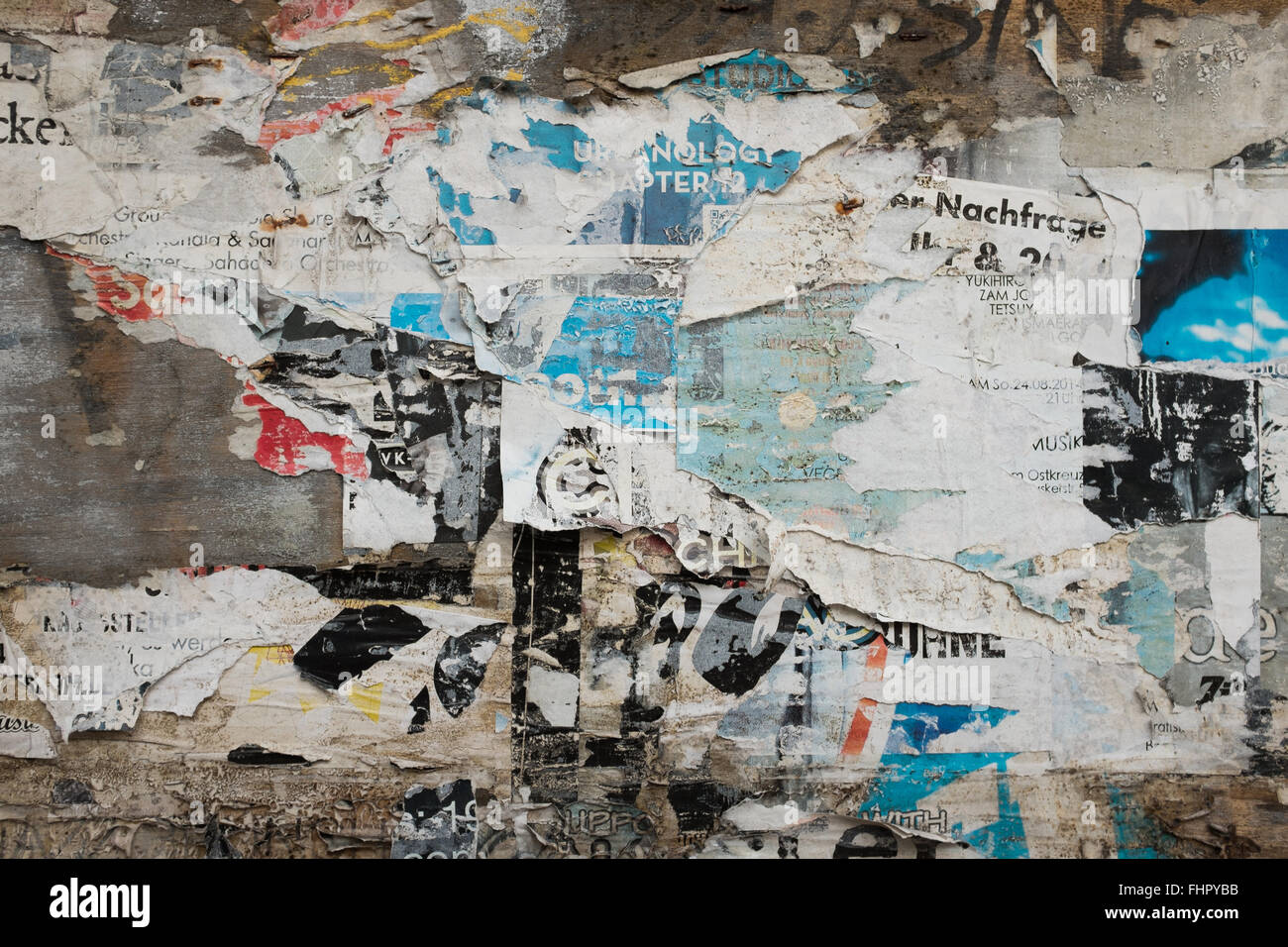 BERLIN, Februar 24: Alte Plakate auf der Friedrichstraße in Berlin am 24. Februar 2016. Stockfoto
