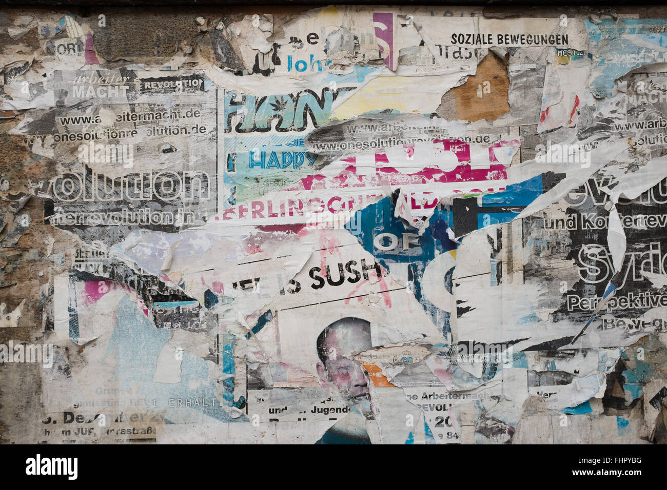 BERLIN, Februar 24: Alte Plakate auf der Friedrichstraße in Berlin am 24. Februar 2016. Stockfoto