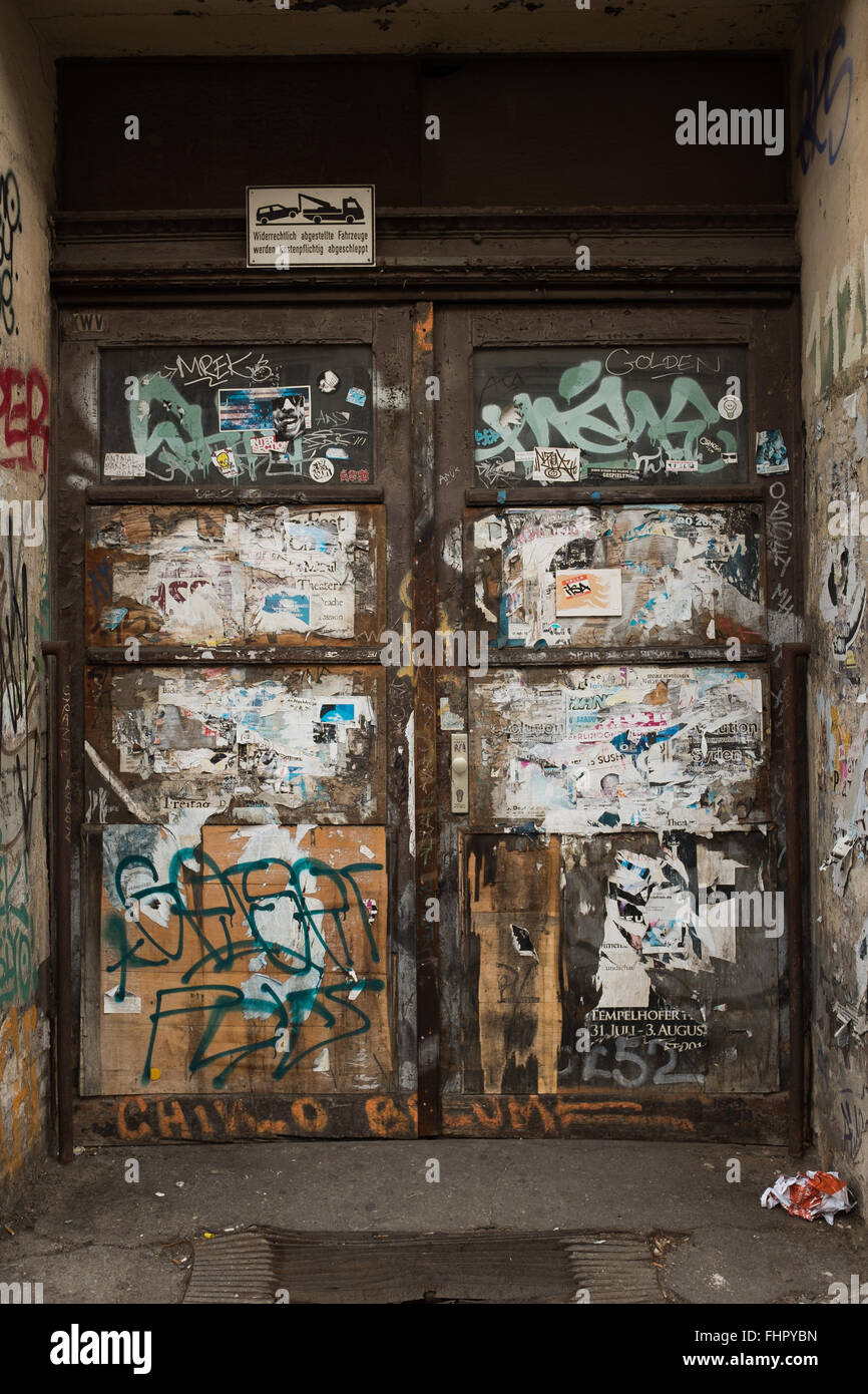 BERLIN, Februar 24: Eine Tür mit alten Plakaten in der Friedrichstraße in Berlin-Mitte am 24. Februar 2016. Stockfoto