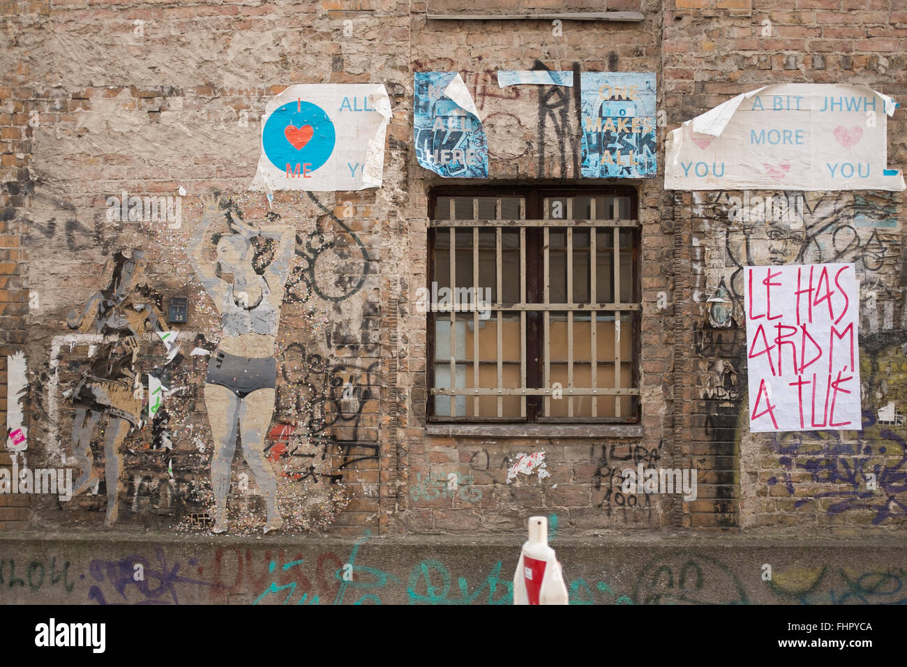 BERLIN, Februar 24: "Postfuhramt" Gebäudewand mit Street Art "seine Time to Dance" von Sobr, SP38 und "Herr 6" in das Augus Stockfoto