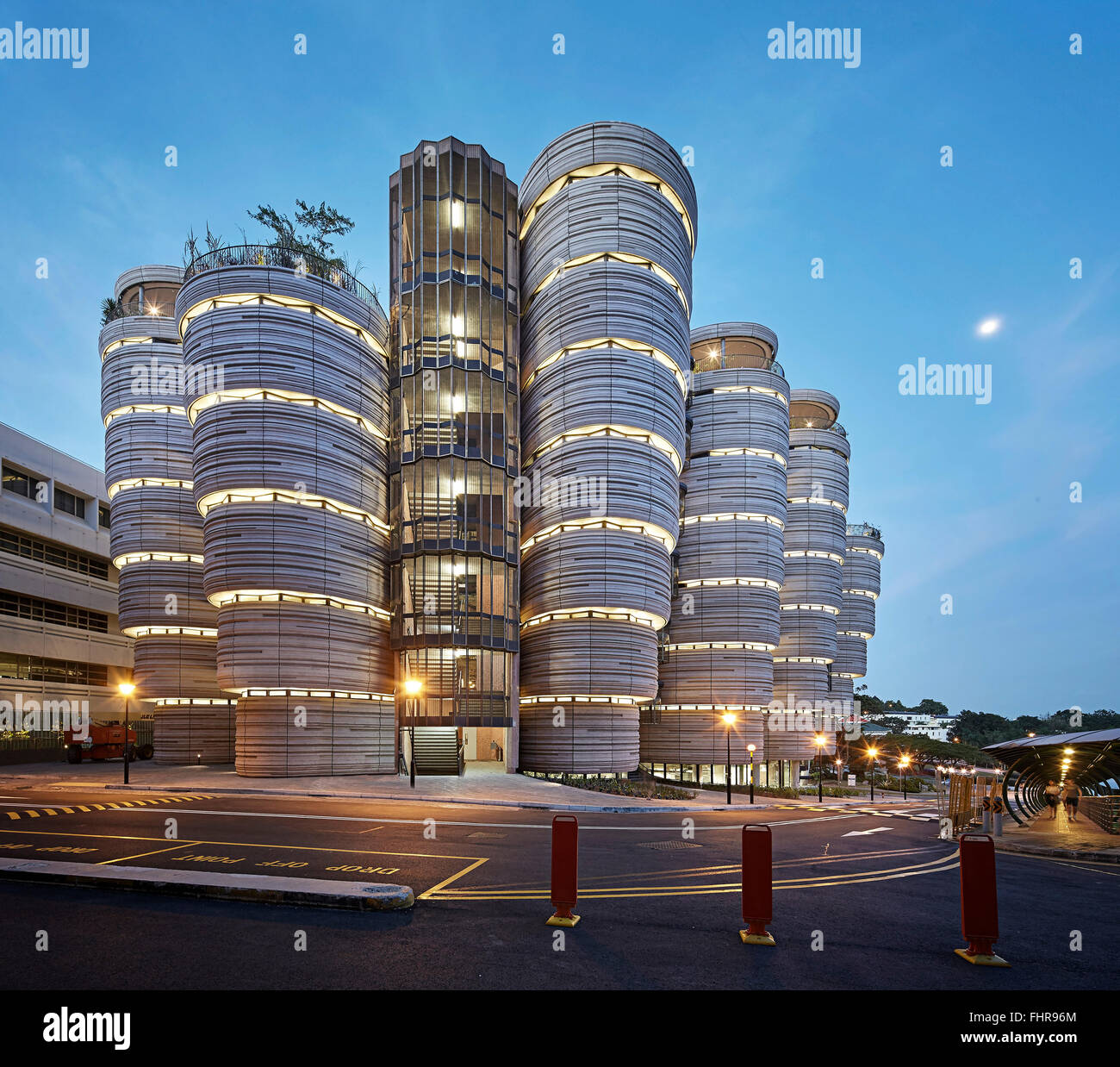 Abenddämmerung Höhe von Learning Hub mit beleuchteten InteriorsNTUNanyang technischen UniversitySingaporeSingaporeSingaporeArch Stockfoto