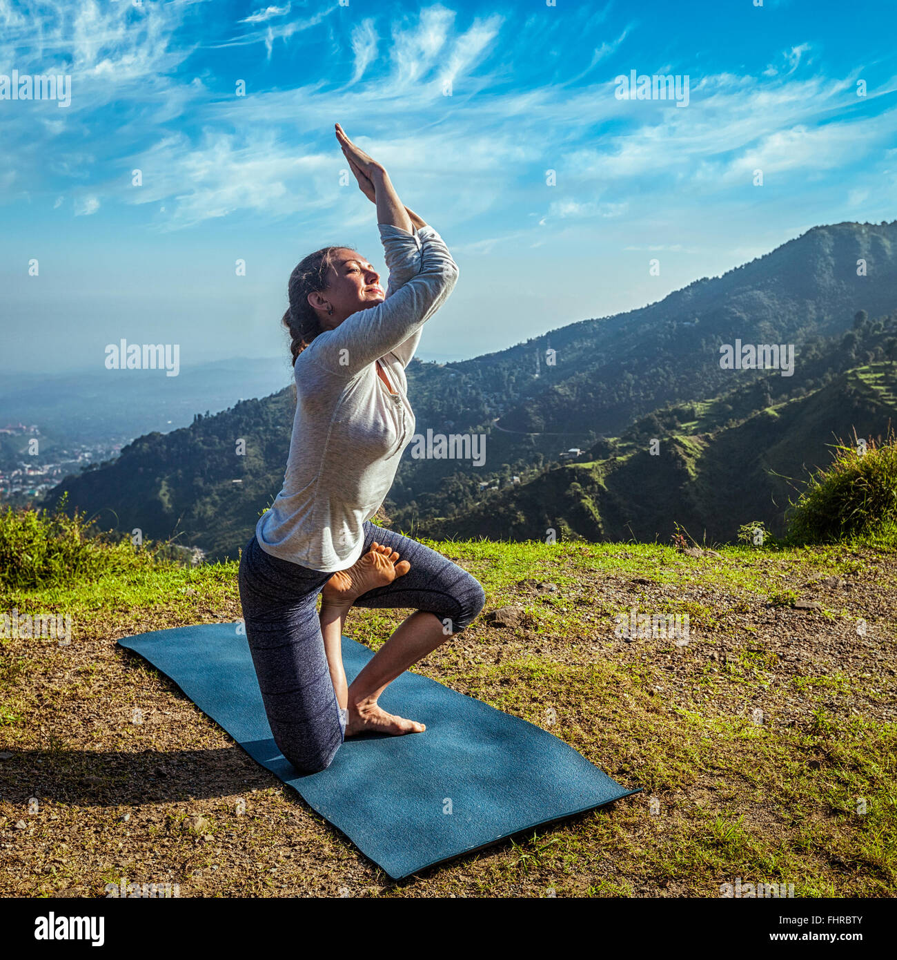 Junge Frau tut fortgeschrittene Yoga asana Stockfoto