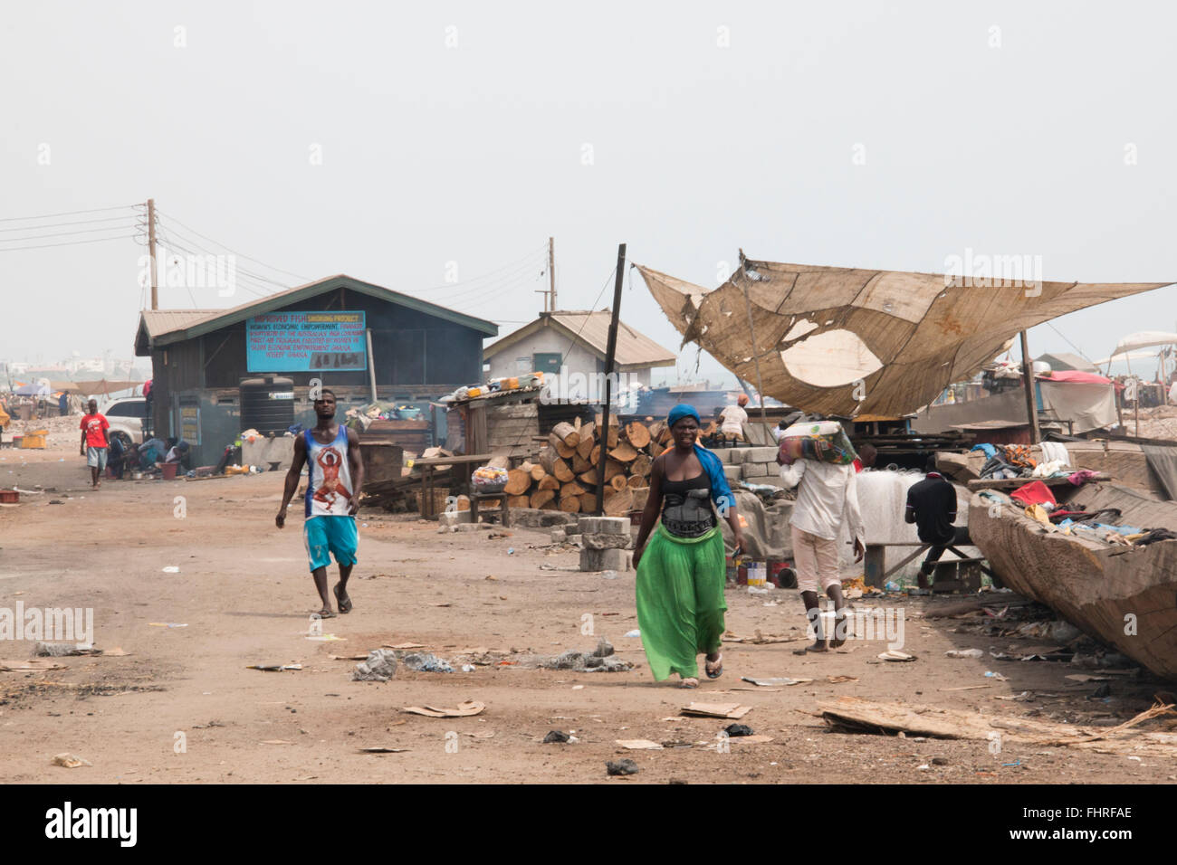 ACCRA, GHANA - Januar 2016: Passanten auf der Straße in das Fischerdorf Jamestown in Accra, Ghana Stockfoto