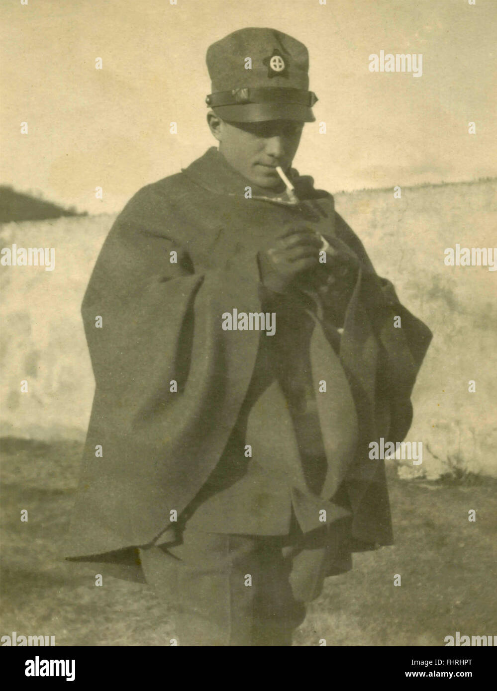 Ein Soldat der königlichen italienischen Armee mit dem Umhang Stockfoto