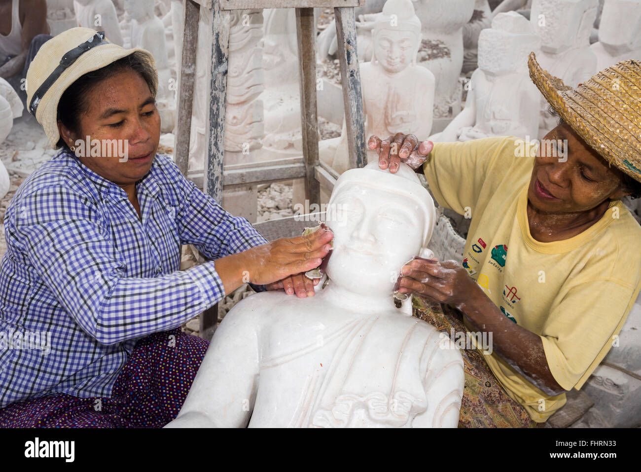 Frauen am Arbeitsplatz, Reinigung der Buddha-Statue, Steinmetz, Mandalay, Mandalay-Division, Myanmar, Burma Stockfoto