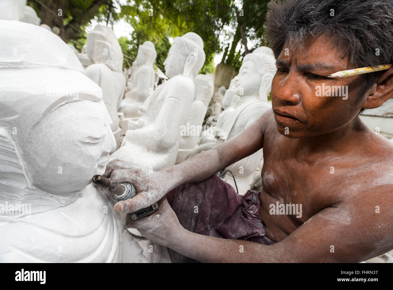 Steinmetz, Mann bei der Arbeit auf Buddha Statue, Mandalay, Mandalay-Division, Myanmar, Burma Stockfoto