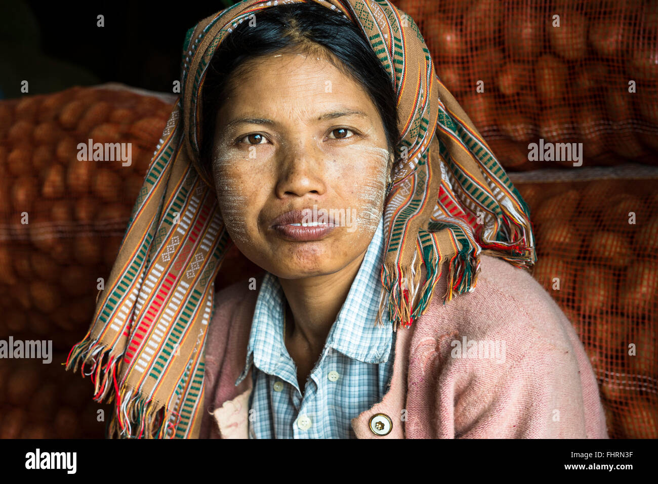 Frau mit Thanaka Paste im Gesicht während der Kartoffelernte, Porträt, in der Nähe von Pindaya, Taunggyi Division, Shan State in Myanmar Stockfoto