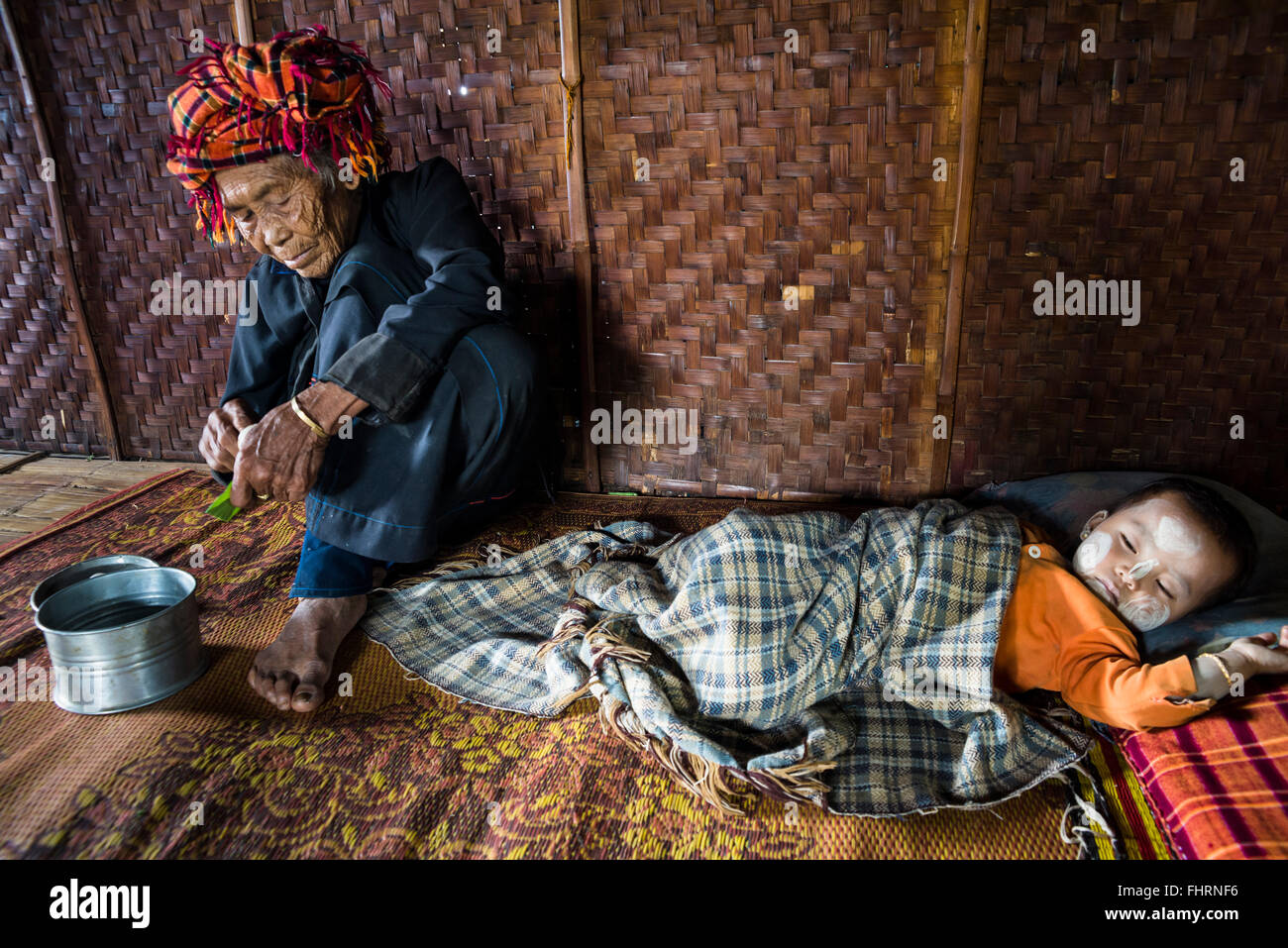 Alte Frau und schlafendes Kind mit Thanaka angesichts der Bergstämme Pa-O oder Pa-Oh Pao schwarz Karen oder oder Taungthu einfügen oder Stockfoto