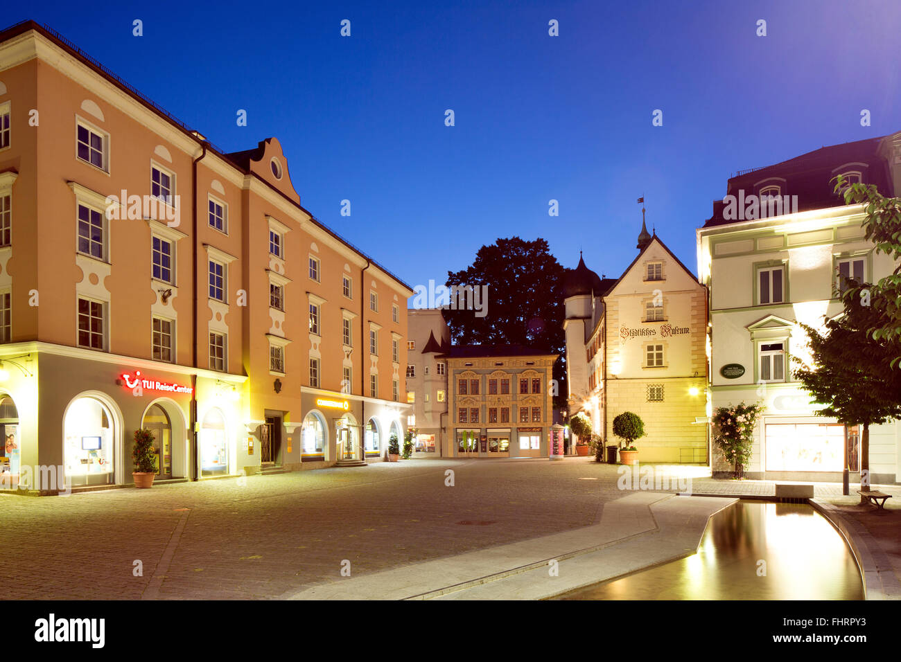 Historische Wohn- und Geschäftshäusern und Stadtmuseum am Ludwigsplatz in der Abenddämmerung, Innenstadt, Rosenheim, Oberbayern Stockfoto