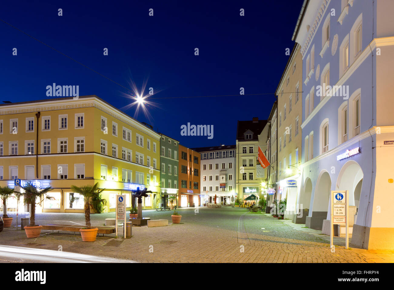 Historische Wohn- und Geschäftshäuser am Ludwigsplatz am Abend in der Innenstadt, Rosenheim, Bayern, Oberbayern Stockfoto