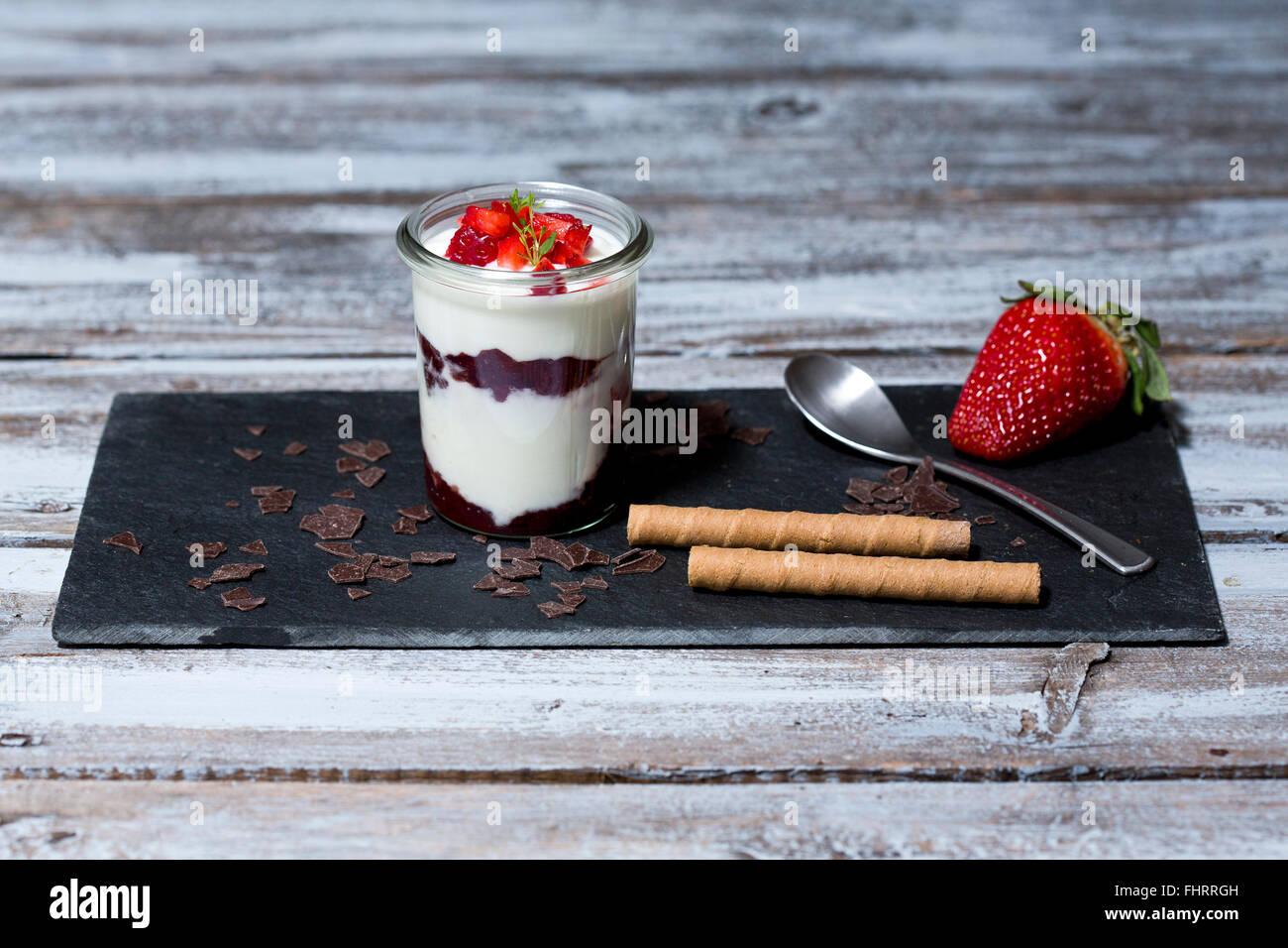 Joghurt mit frischen Erdbeeren Stockfoto