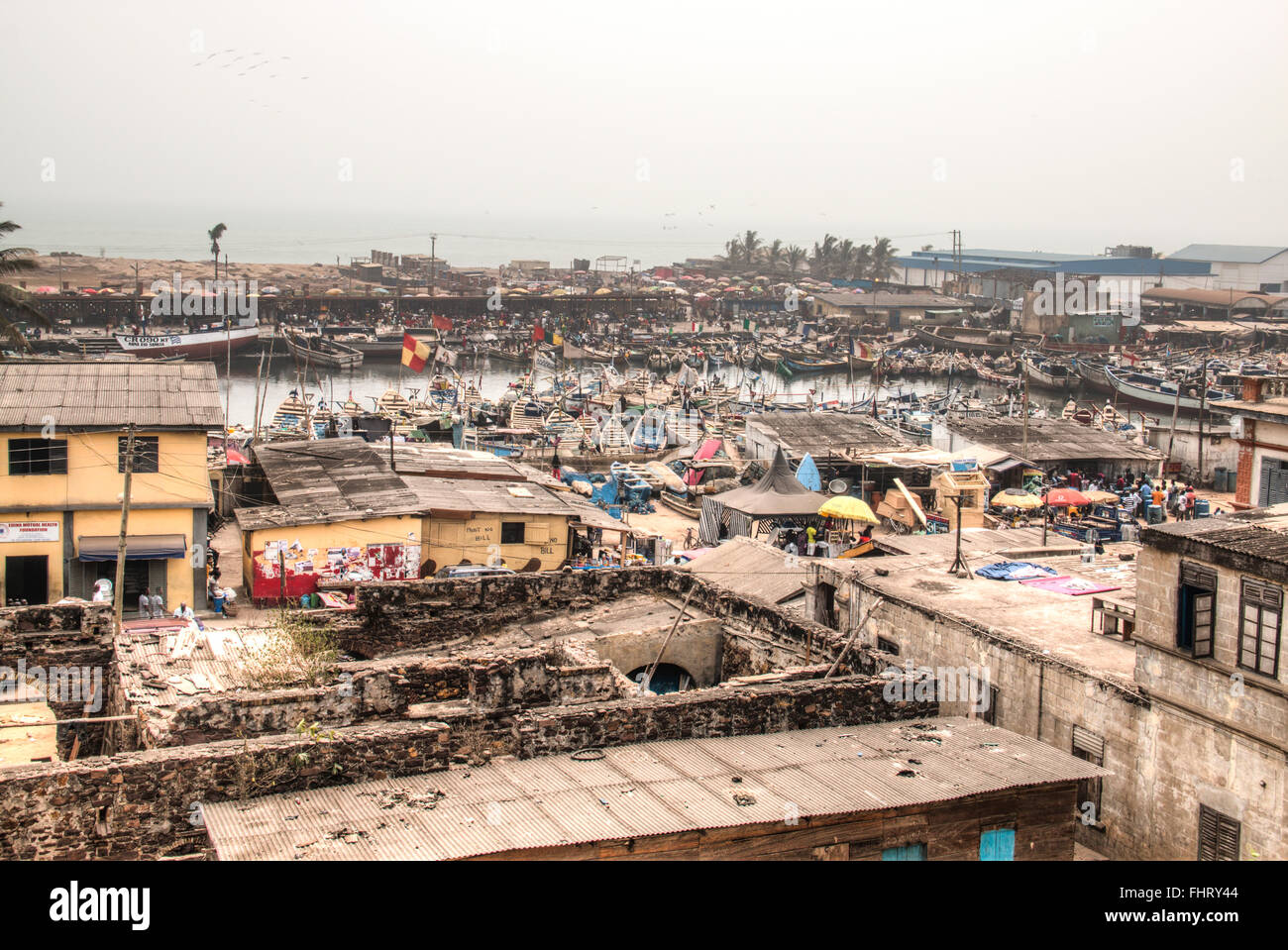 Blick über die Stadt Elmina, berühmt für seine Burg, in Ghana Stockfoto