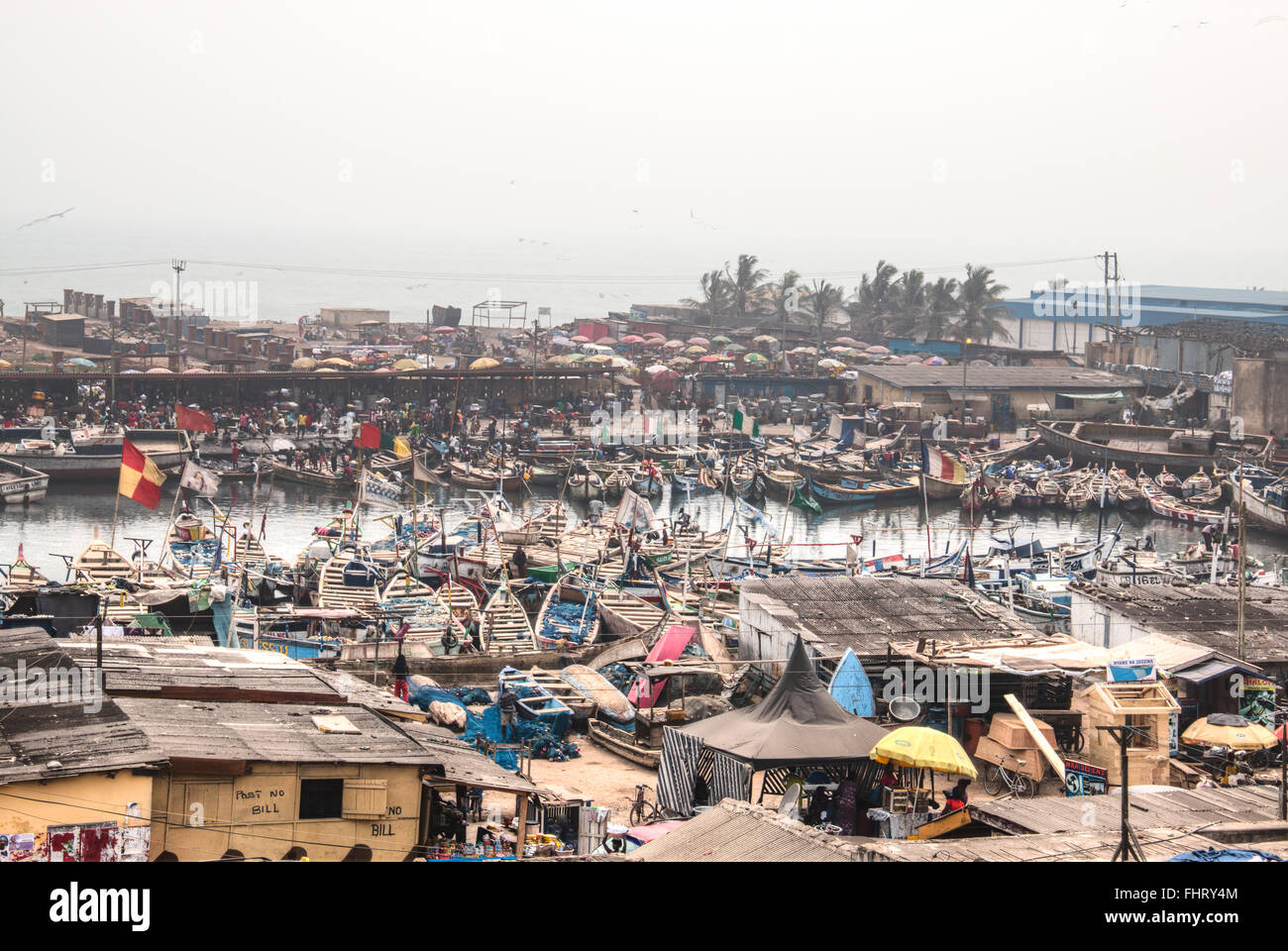 Blick über die Stadt Elmina, berühmt für seine Burg, in Ghana Stockfoto