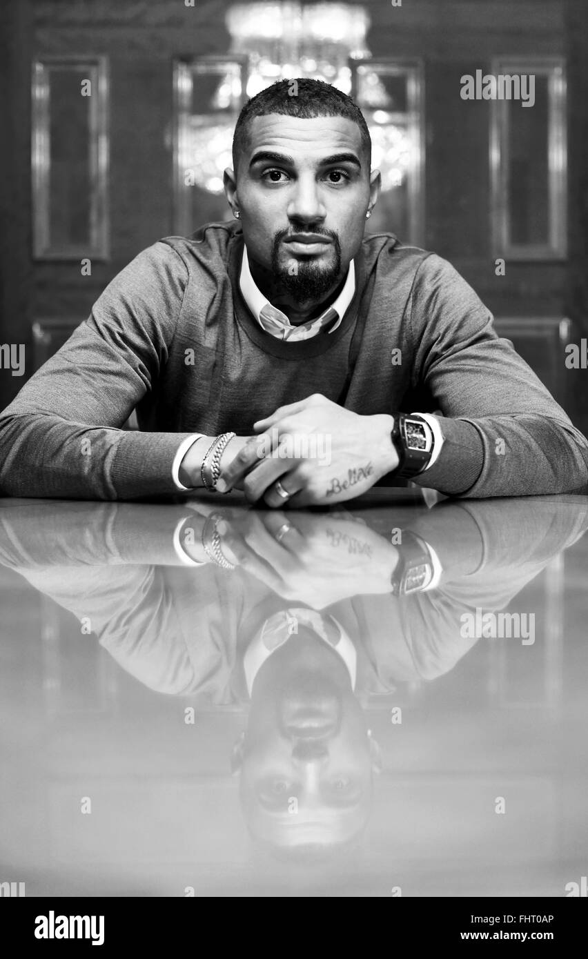 Berlin, Deutschland. 23. Februar 2016. EXKLUSIV - Fußballer Kevin-Prince Boateng, stellt in einem Interview in Berlin, Deutschland, 23. Februar 2016 vor. Er stellte seine Biographie "Ich, Prince Boateng" (lit.) I, Prince Boateng). Foto: Jens Kalaene/Dpa/Alamy Live News Stockfoto