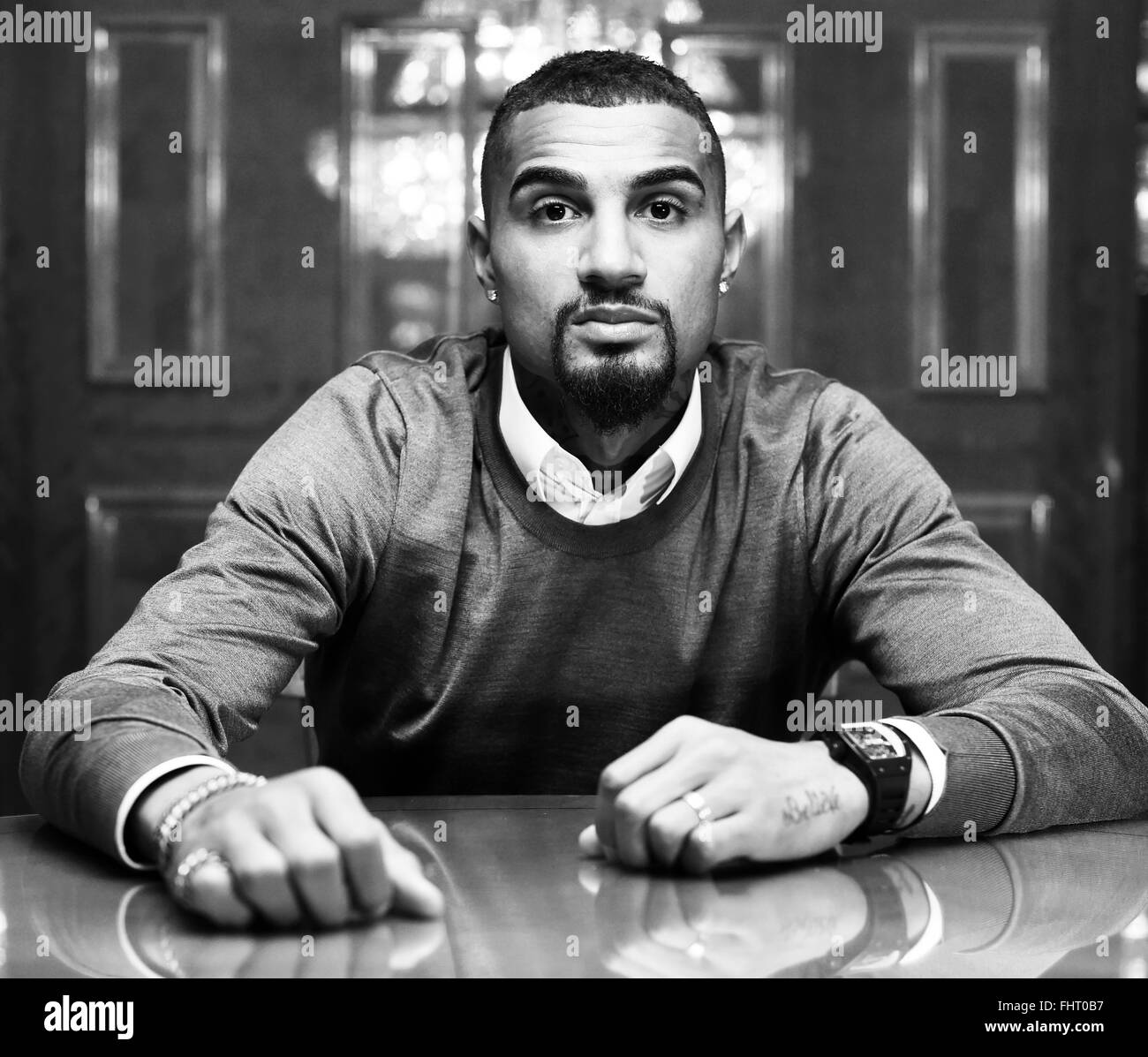 Berlin, Deutschland. 23. Februar 2016. EXKLUSIV - Fußballer Kevin-Prince Boateng, stellt in einem Interview in Berlin, Deutschland, 23. Februar 2016 vor. Er stellte seine Biographie "Ich, Prince Boateng" (lit.) I, Prince Boateng). Foto: Jens Kalaene/Dpa/Alamy Live News Stockfoto