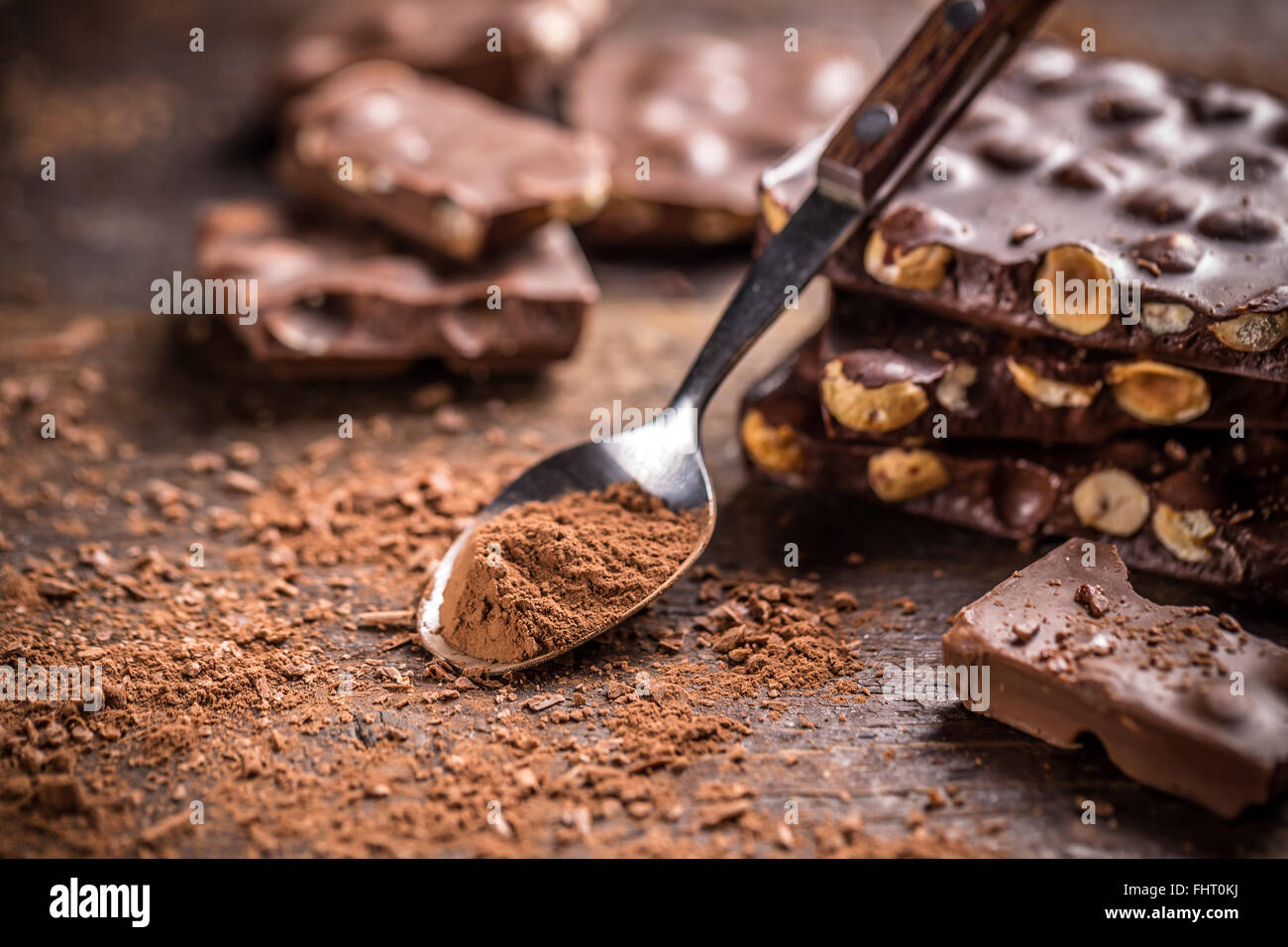Köstliche braune Kakaopulver mit Schokolade Stockfoto