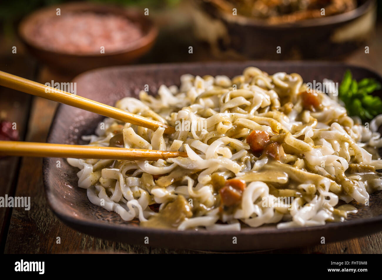 Schüssel Nudeln mit grüner Currysauce Stockfoto
