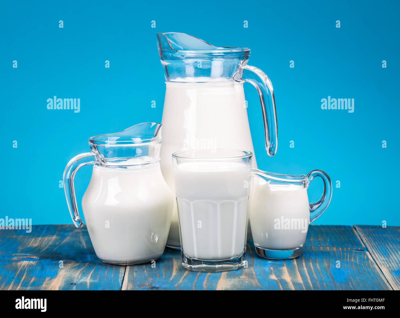 Milch-Konzept auf blauem Hintergrund Stockfoto