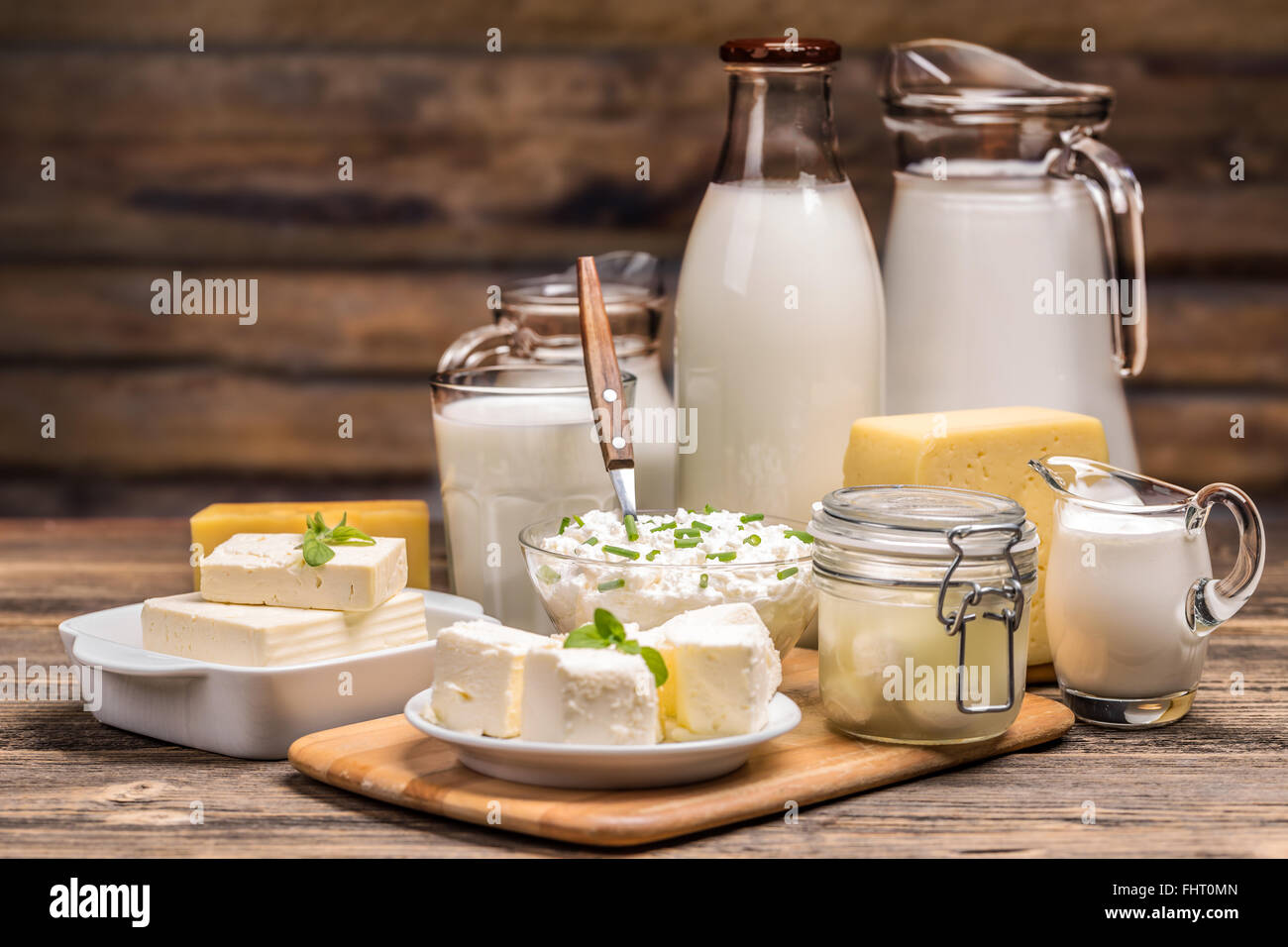 Stillleben mit Milchprodukt auf hölzernen Hintergrund Stockfoto