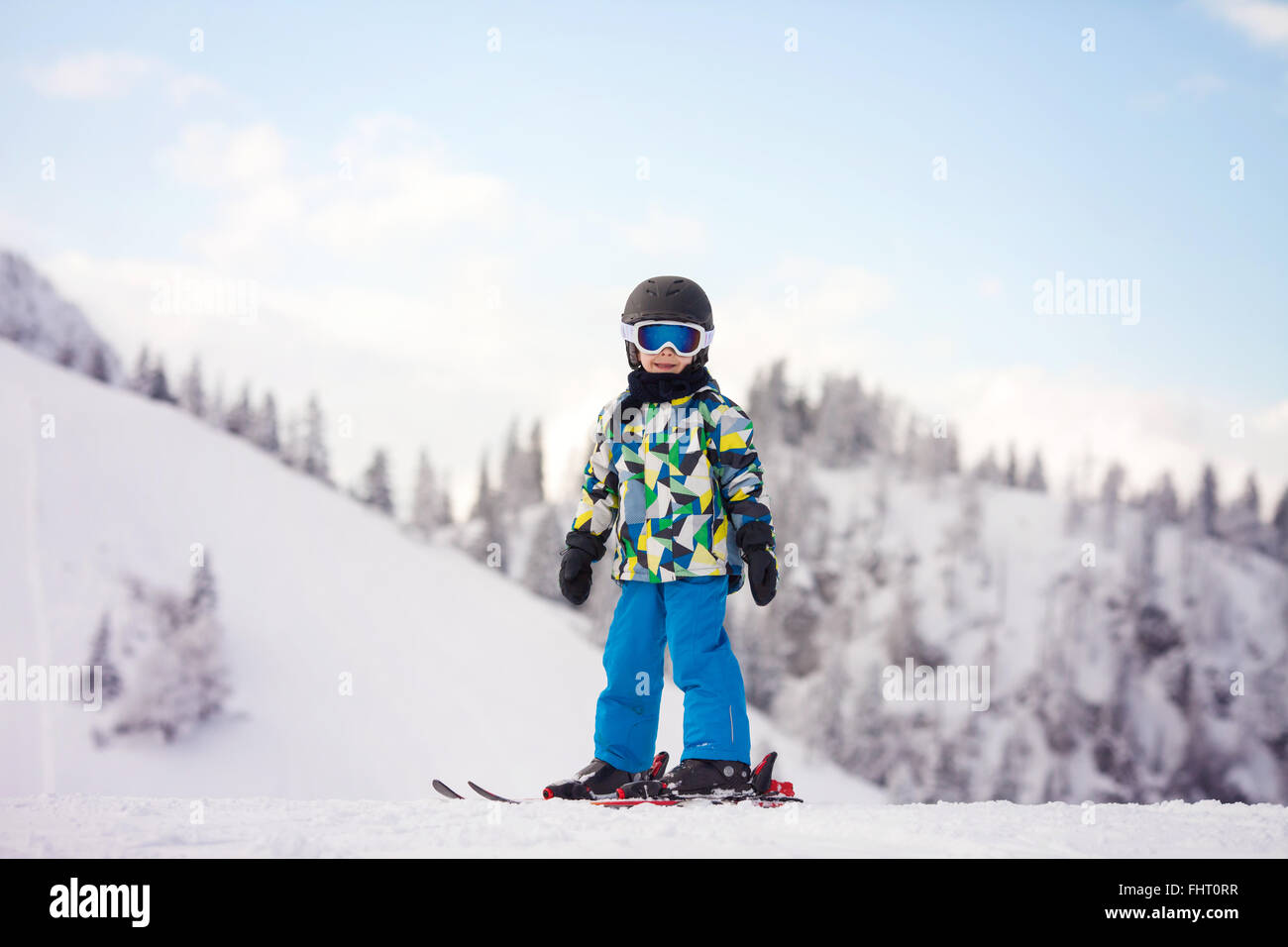 Niedliche Kindergarten Kind, junge, glücklich im österreichischen Skigebiet Skifahren Stockfoto