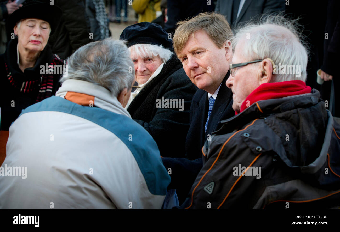 König Willem-Alexander besuchen das Februar-Streik-Gedenken in Amsterdam, den Niederlanden, 25 Februari 2016. 25. Februar 1941 Tausende von Arbeitnehmern in Amsterdam legte auf ihre Arbeit aus Protest gegen das Vorgehen der deutschen gegen die Juden. Foto: Patrick van Katwijk / / POINT DE VUE, - NO WIRE SERVICE--NO WIRE SERVICE - Stockfoto