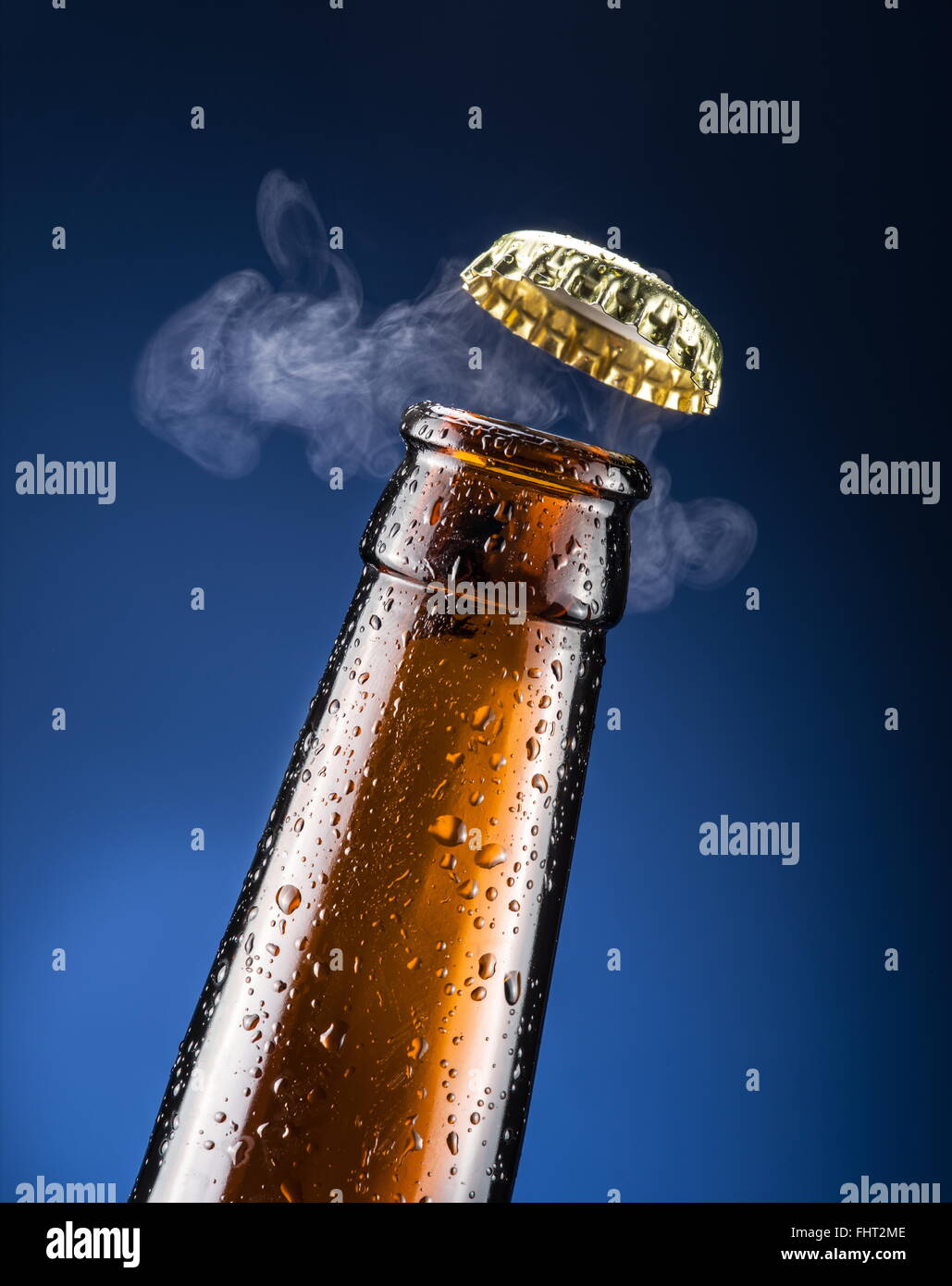 Eröffnung des Bier-Kappe mit dem Gas-Ausgang. Stockfoto
