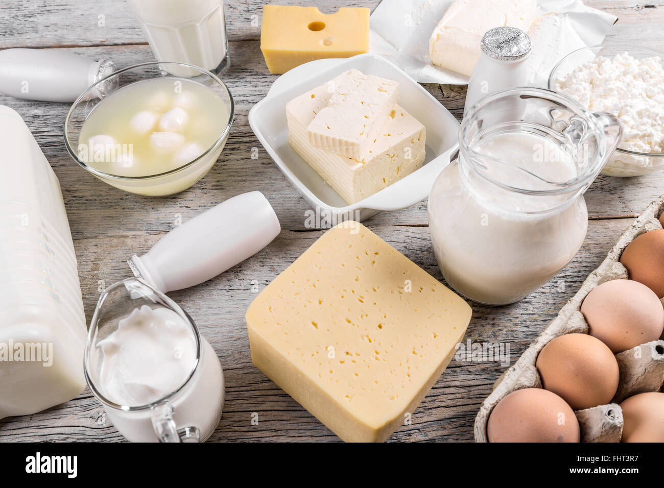 Verschiedene Arten von Milchprodukten auf hölzernen Hintergrund Stockfoto