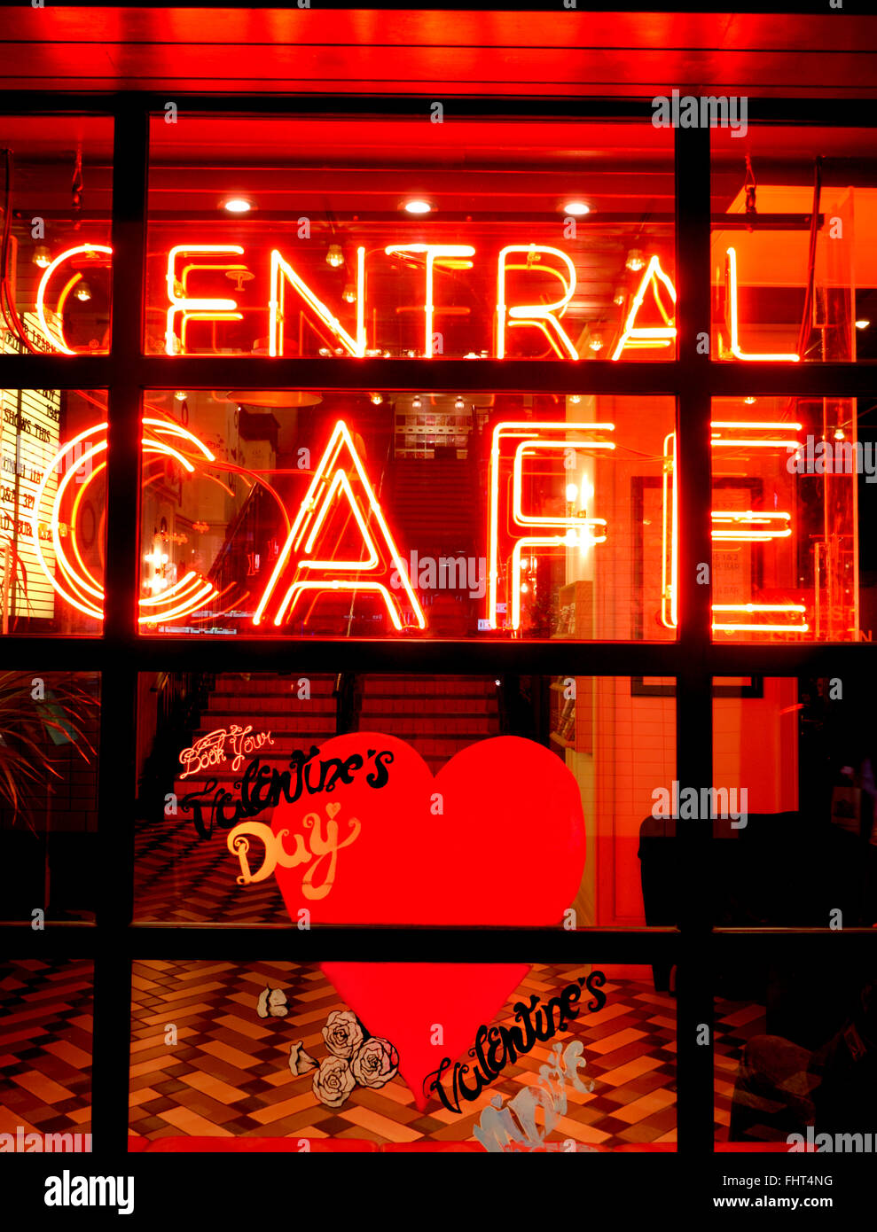 Lager-Stil Central Cafe Neon beleuchtet in der Nacht mit Valentinstag Sonderangebot Shaftesbury Avenue London UK Stockfoto