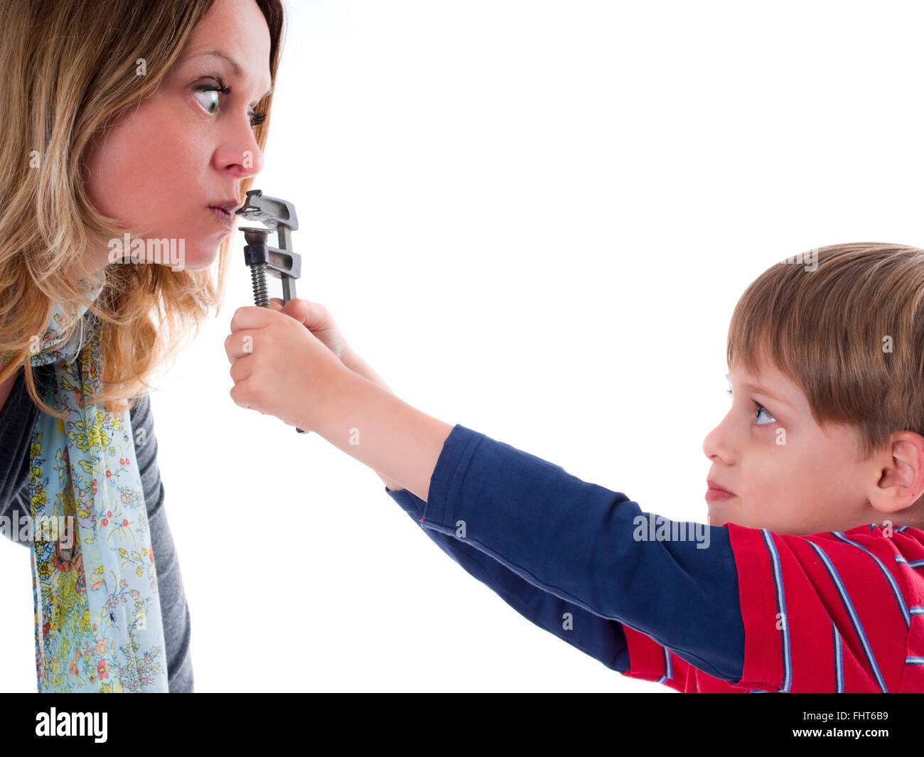Ungezogenes Kind erlaubt keine nervösen Mutter zu sprechen - die jungen Rebellen Stockfoto