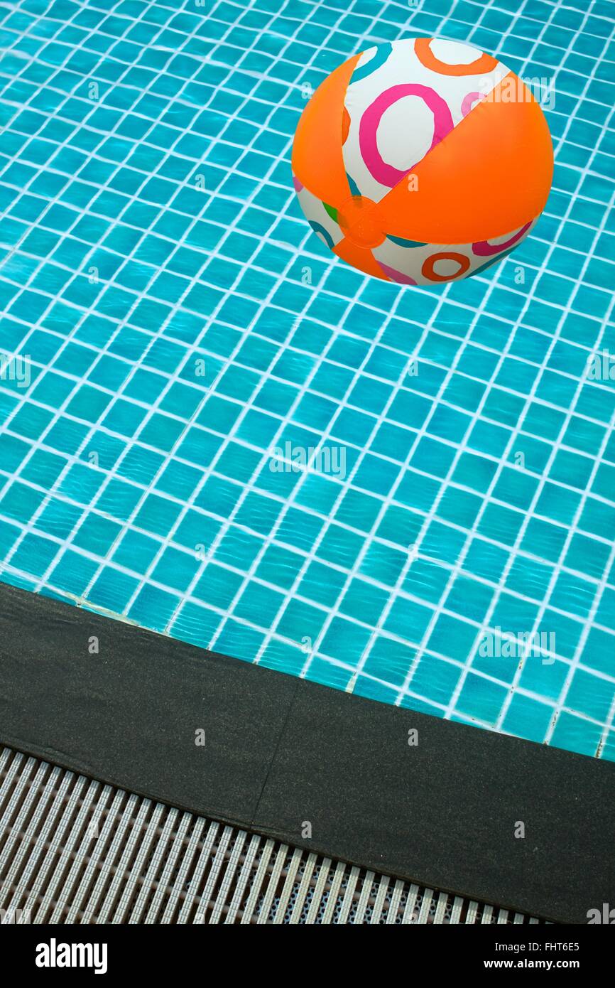 Swimming Pool und ein Beach-ball Stockfoto