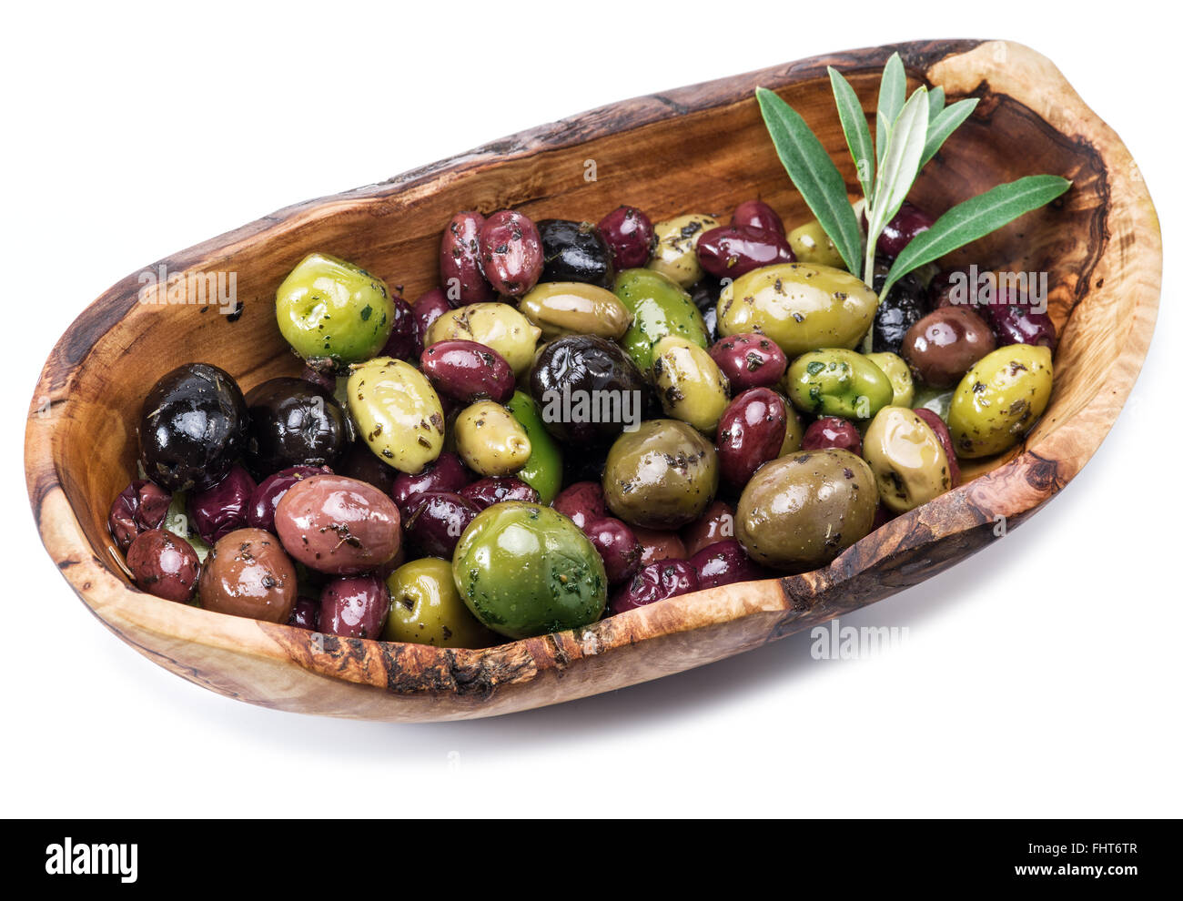 Gesamte Tabelle Oliven in der Holzschale auf dem weißen Hintergrund. Stockfoto