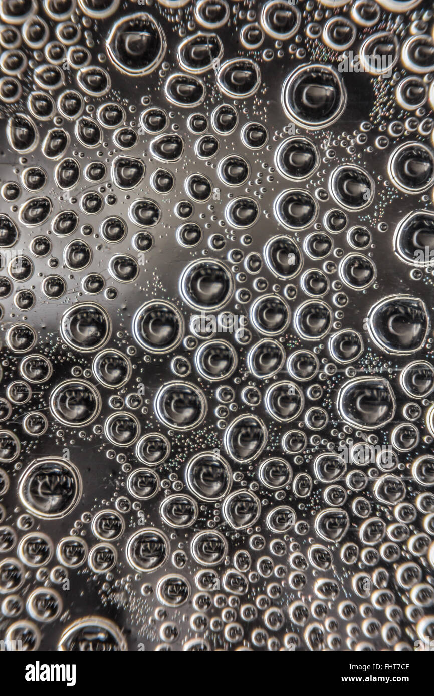 Wassertropfen auf transparentem Glas Hintergrund. Stockfoto