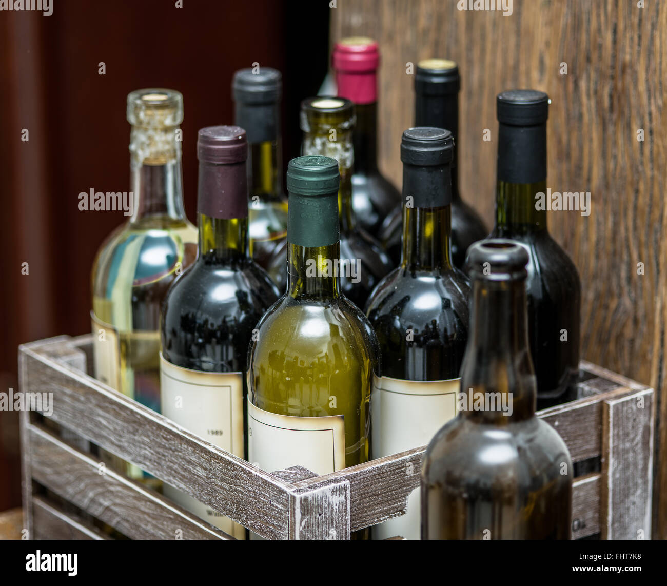 Alte Weinflaschen in einer Holzkiste. Stockfoto