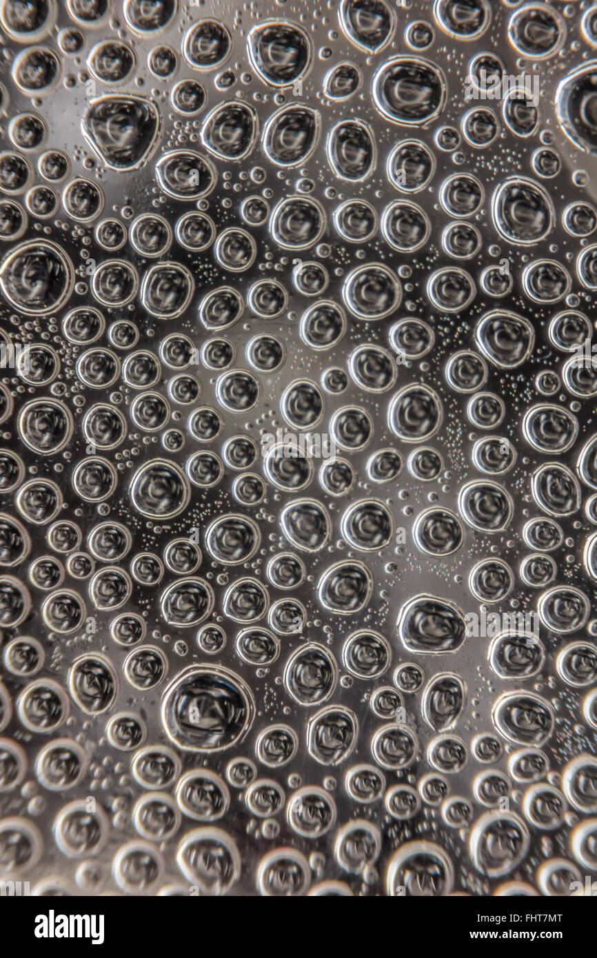 Wassertropfen auf transparentem Glas Hintergrund. Stockfoto