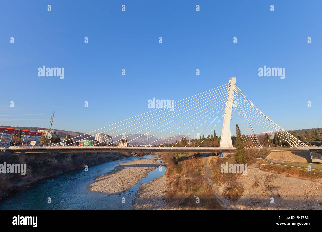 Millennium Bridge (ca. 2005) über Moraca-Fluss in Podgorica, Montenegro Stockfoto