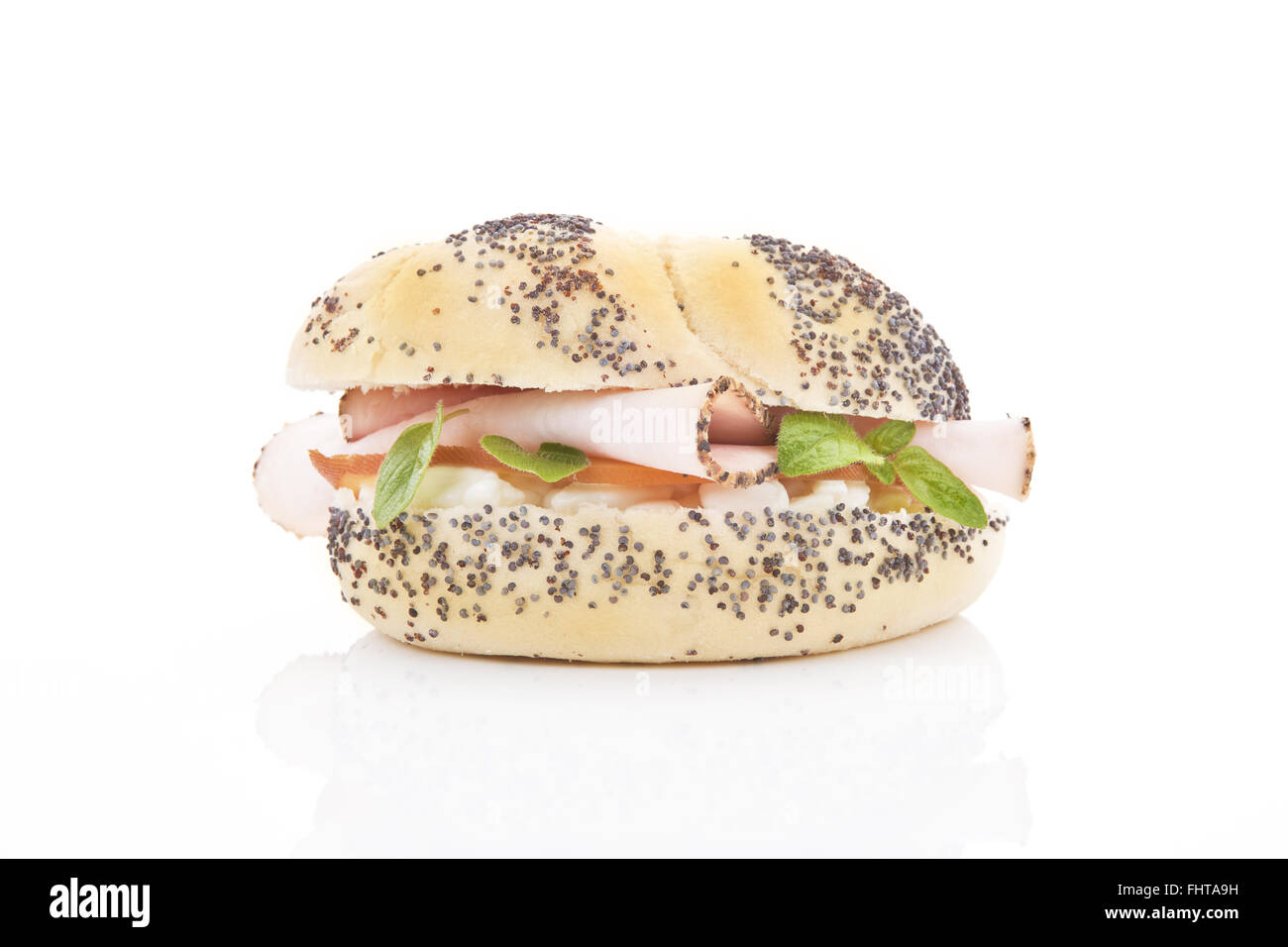 Mohn-Brötchen-Schinken-Sandwich. Stockfoto