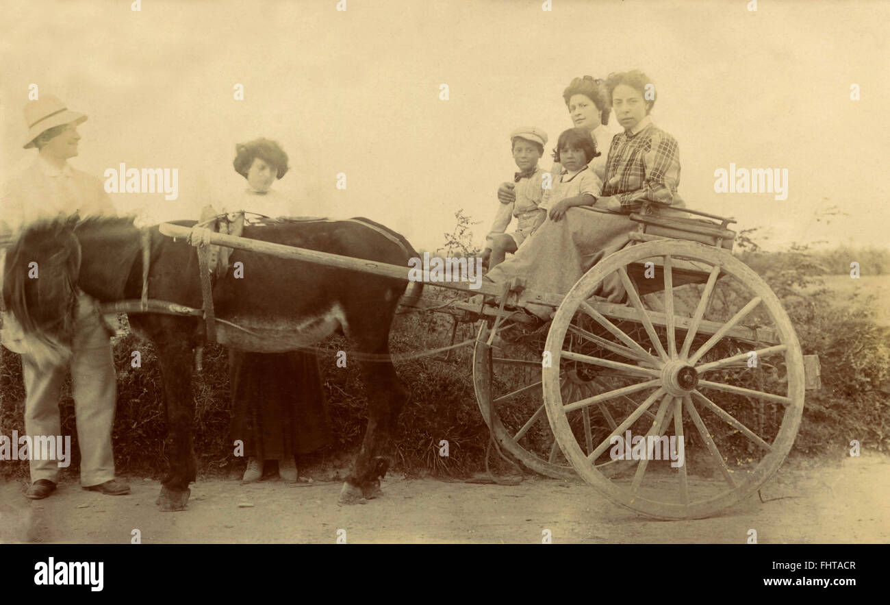 Frauen und Kinder auf einem Wagen, gezogen von einem Pony, Italien Stockfoto