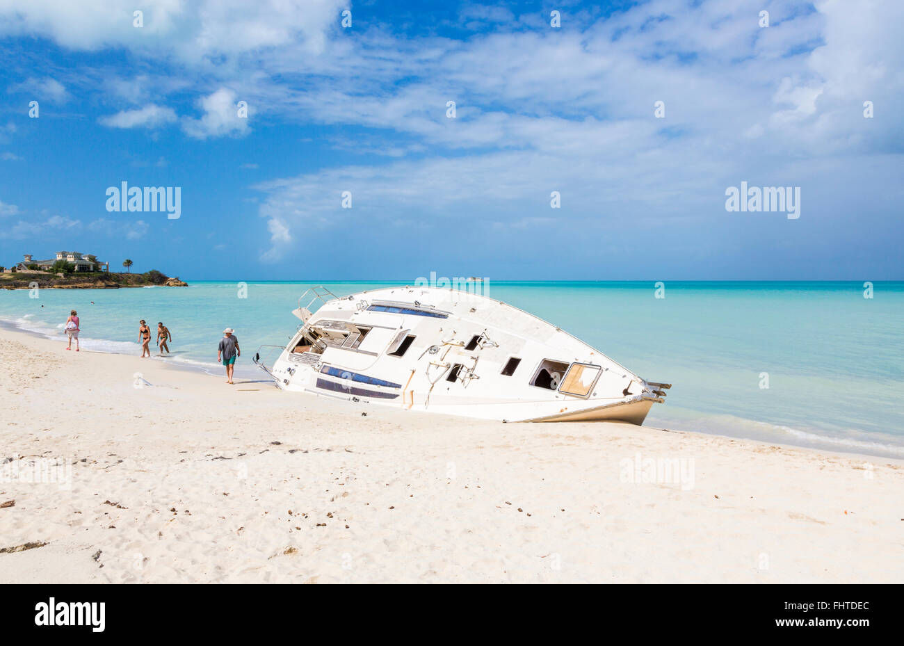 Zerstörte Yacht aufgegeben und zerfallen am Strand in Dickenson Bay, Antigua, Antigua und Barbuda, Westindische Inseln Nord Stockfoto