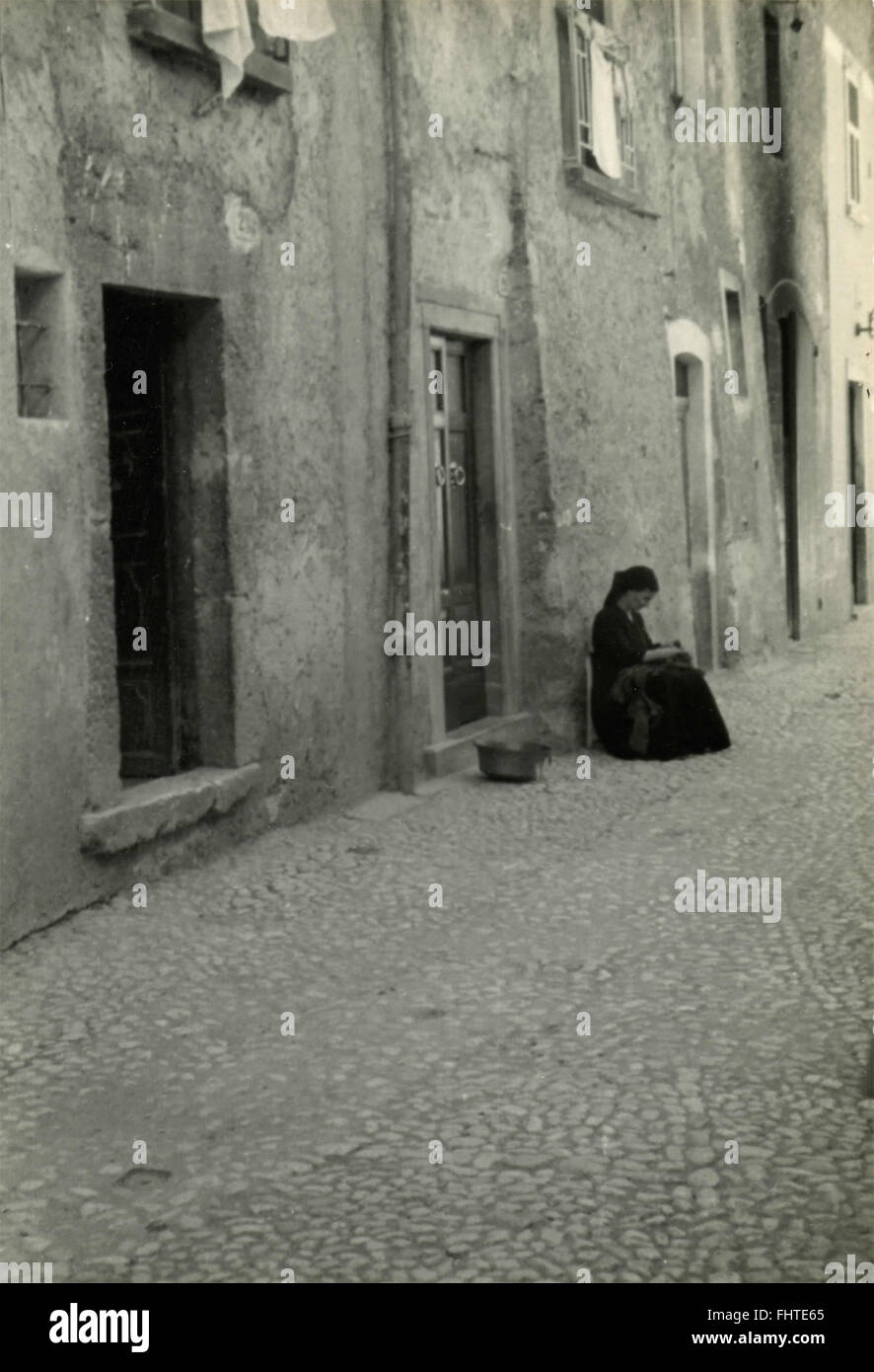 Eine Frau zu sticken, Scanno, Italien Stockfoto