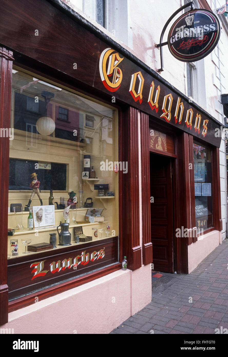 Äußere Gaughans Gastwirtschaft in Ballina, County Sligo, Irland. Scannen von 35mm Transparenz. Stockfoto