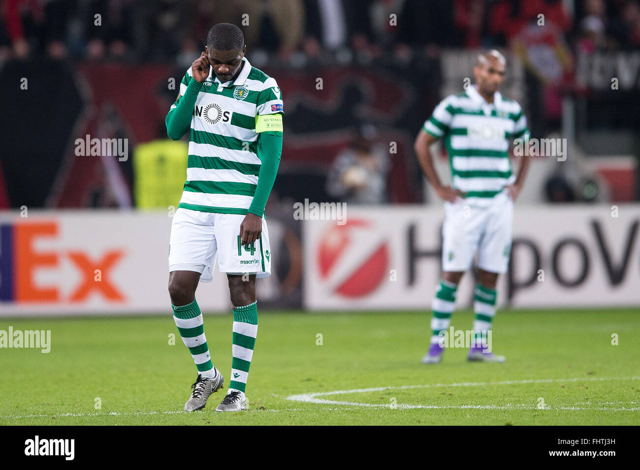 Lissabons William Carvalho reagiert auf Leverkusen 3-1 Ziel während der Europa-League-Spiel zwischen Bayer Leverkusen und Sporting CP in der BayArena in Leverkusen, Deutschland, 25. Februar 2016. Foto: Marius Becker/dpa Stockfoto