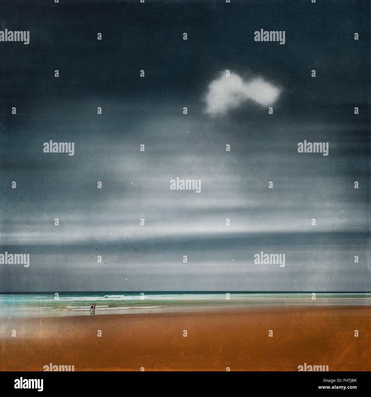 Frankreich, Contis-Plage, paar walking am Strand, strukturierte Effekt Stockfoto