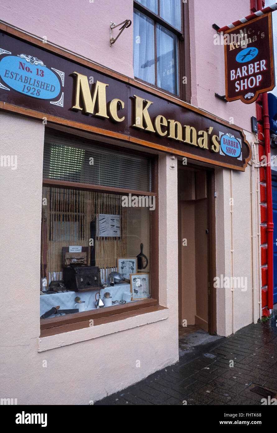 MC Kennas Barber Shop Fassade in Westport, County Mayo, Irland. 1995. Scannen von 35mm Transparenz. Stockfoto